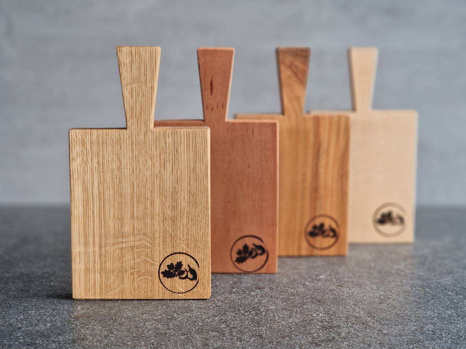 4 verschiedene Minibrettchen mit Stiel. Brettchen für ein Stück Butter.