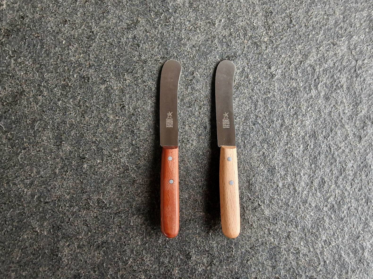 Pflaume-Griff und Rotbuche-Griff bei einem Butter Buckels Buttermesser.