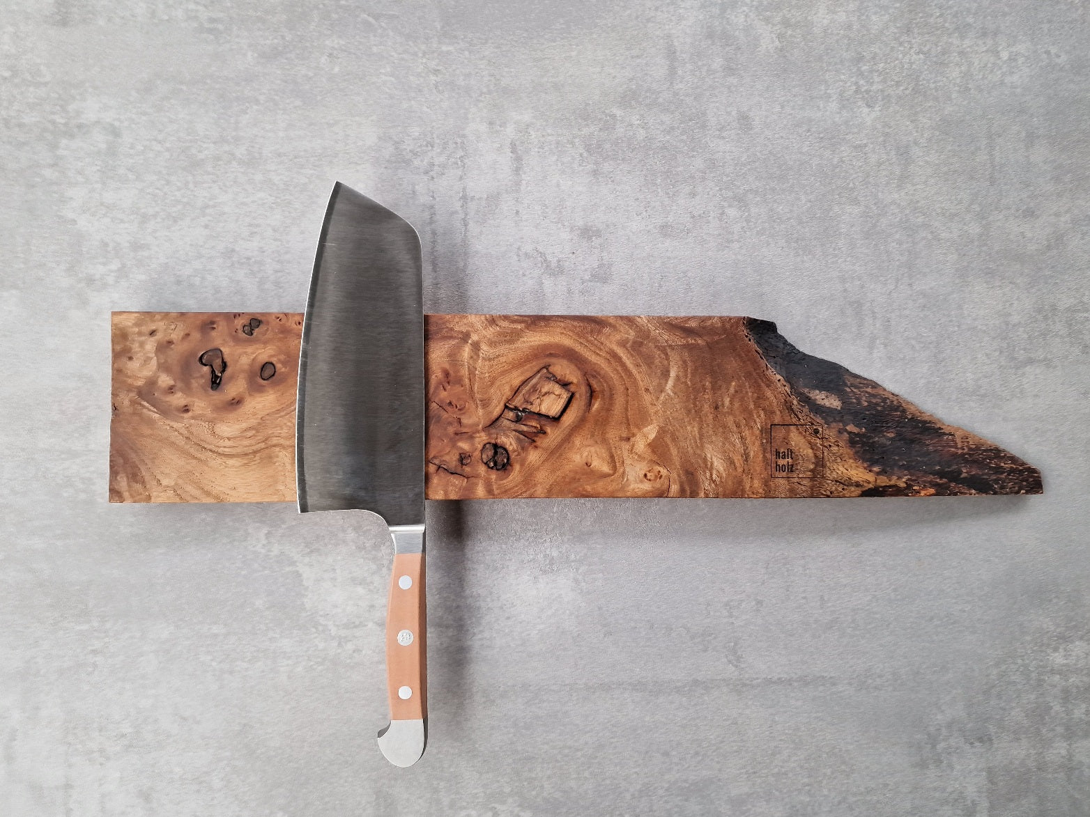 Maserulme Messerleiste, magnetisch für 5 Messer, an einer Betonwand montiert. Mit einem Güde Chin. Kochmesser dekoriert.