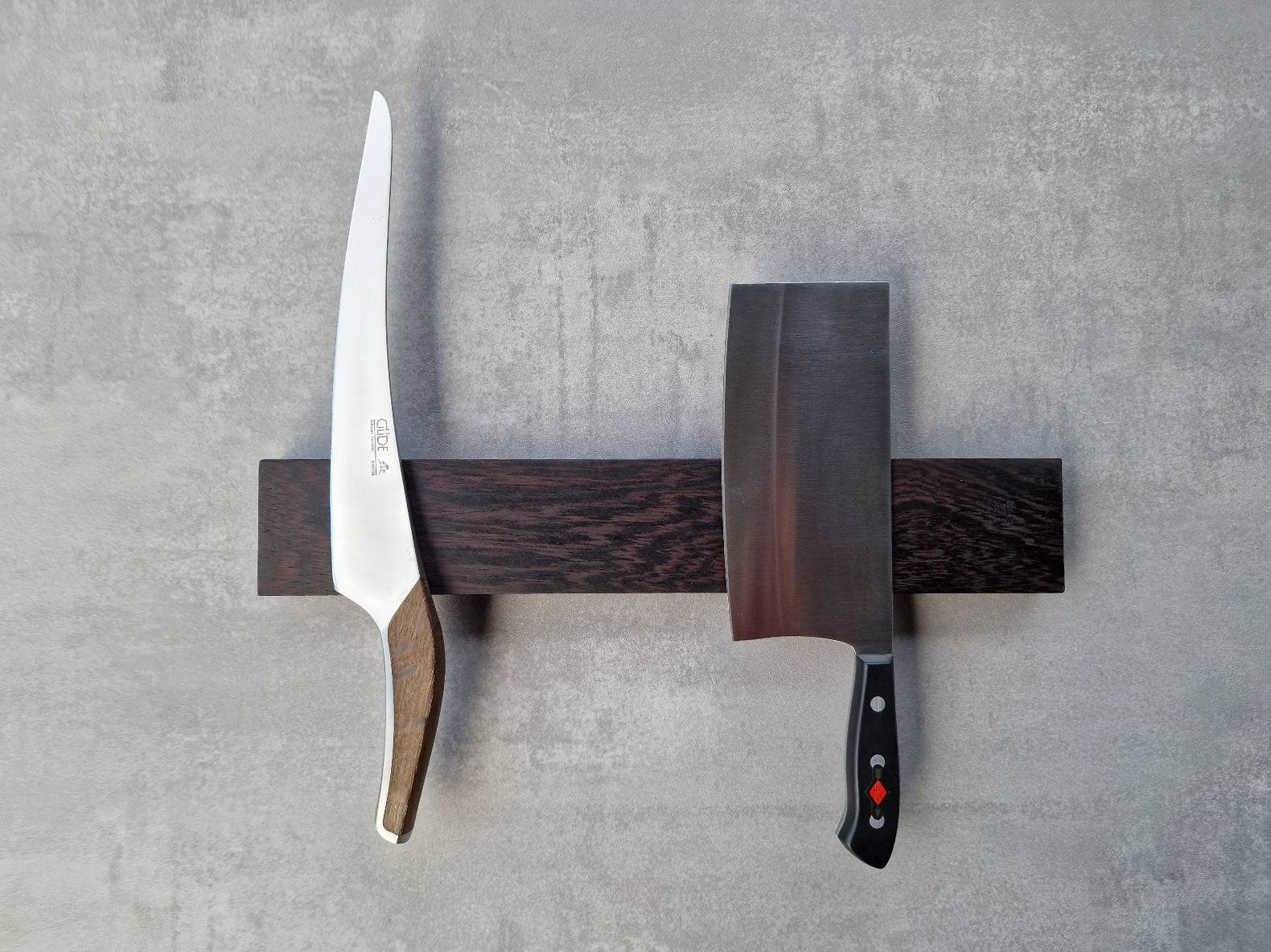 Wenge Magnet Messerhalter mit einem Güde Ausbein Messer. Montiert an einer Betonwand.