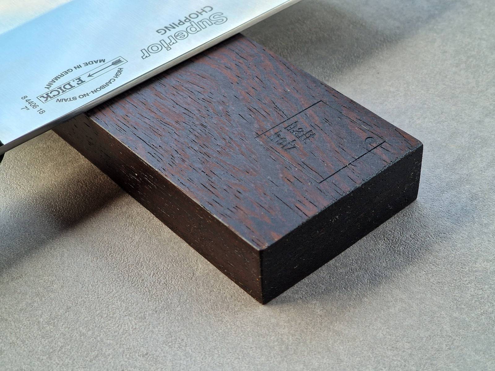 Magnetischer Messerhalten für 6 Messer aus dem Edelholz Wenge im Detail.