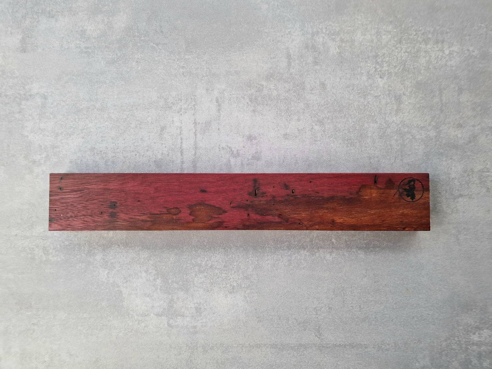 Wundervoller Amaranth (Bischofsholz) Messerhalter mit wenig Splint und organischen Wurmlöchern. An einer Betonwand.