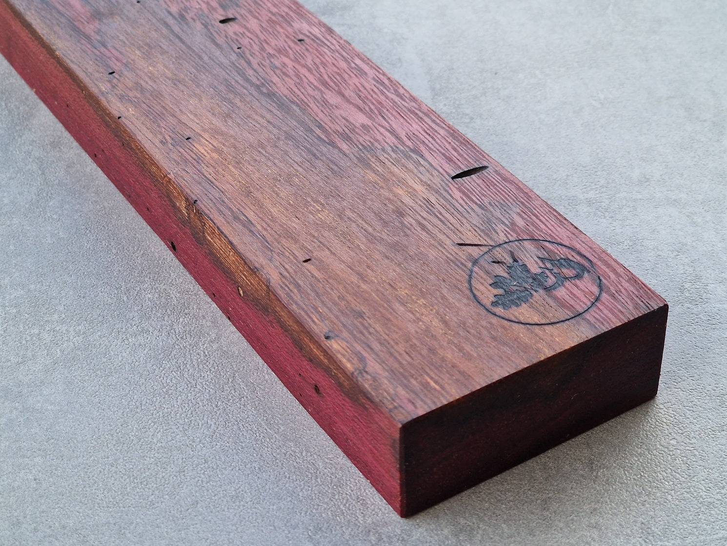 Detailansicht eines organischen Wand Messerhalters für 6 Messer.