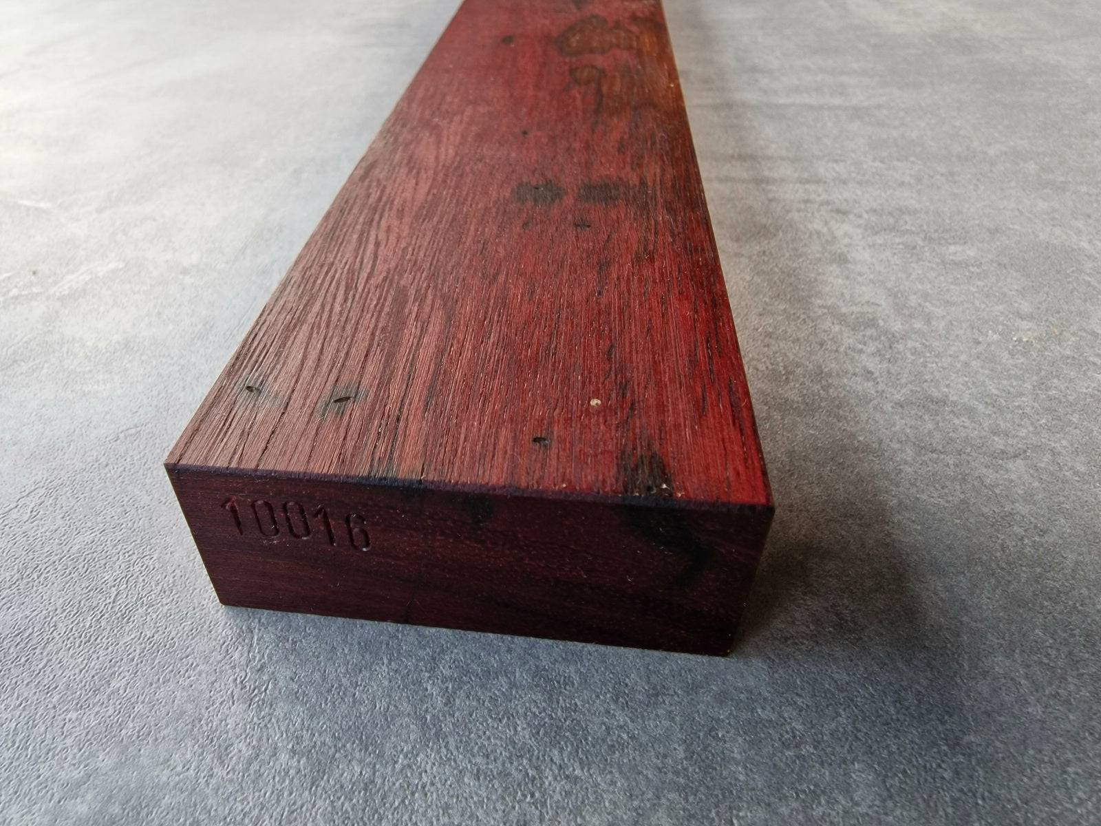 Eingeschlagene Seriennummer bei einem magn. Messerhalter aus Amaranth.