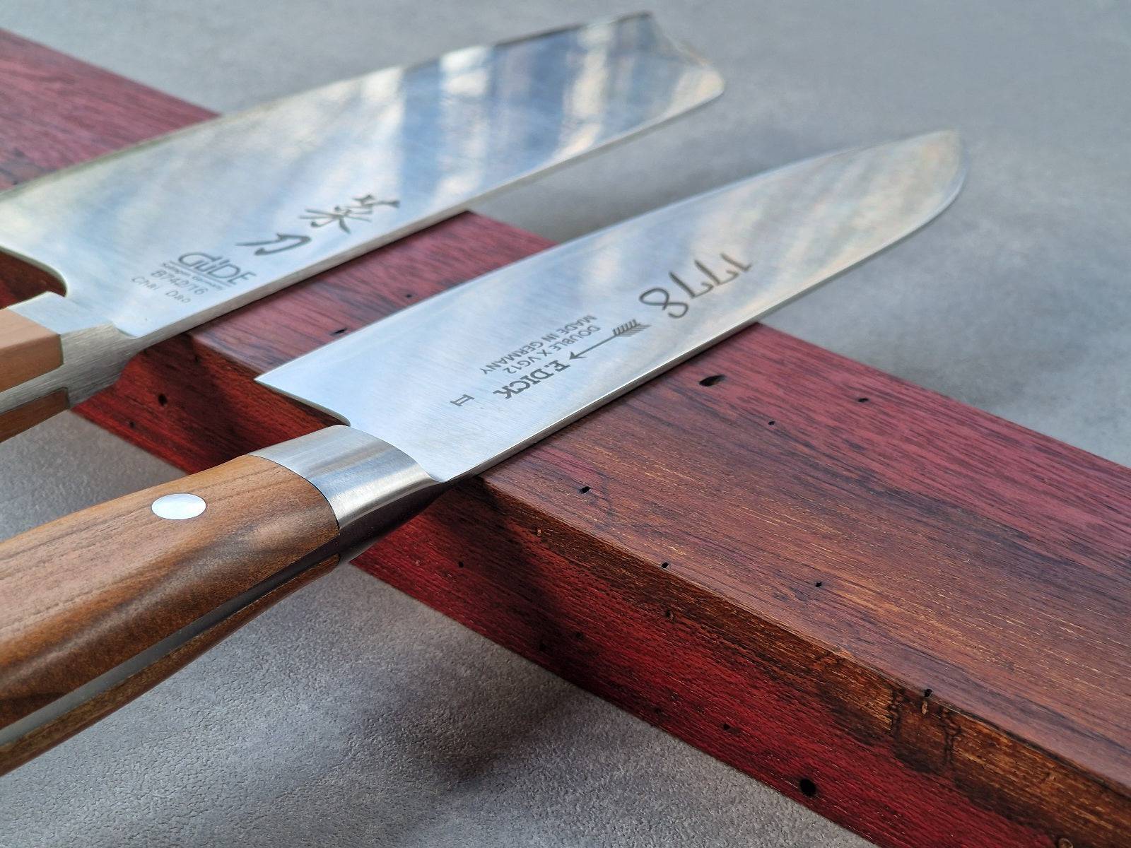 Amaranth Messerhalter im Detail. Mit einem Güde Chinesisches Kochmesser und einem DICK Santoku 1778.