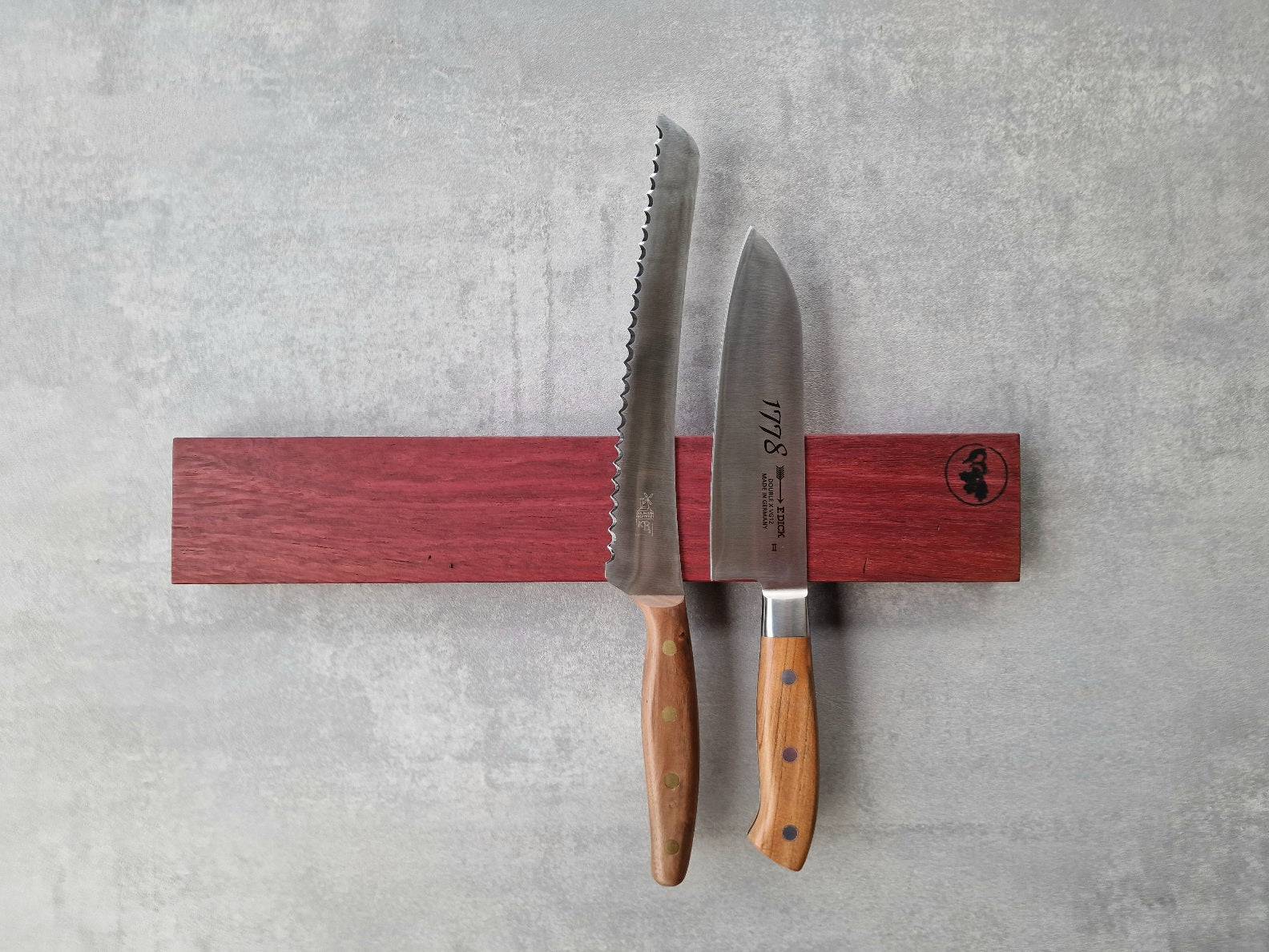 Amaranth Messerhalter an der Wand mit einem Windmühlenmesser Brothbeidhänder mit Walnussgriff und einem Dick Santoku 1778.