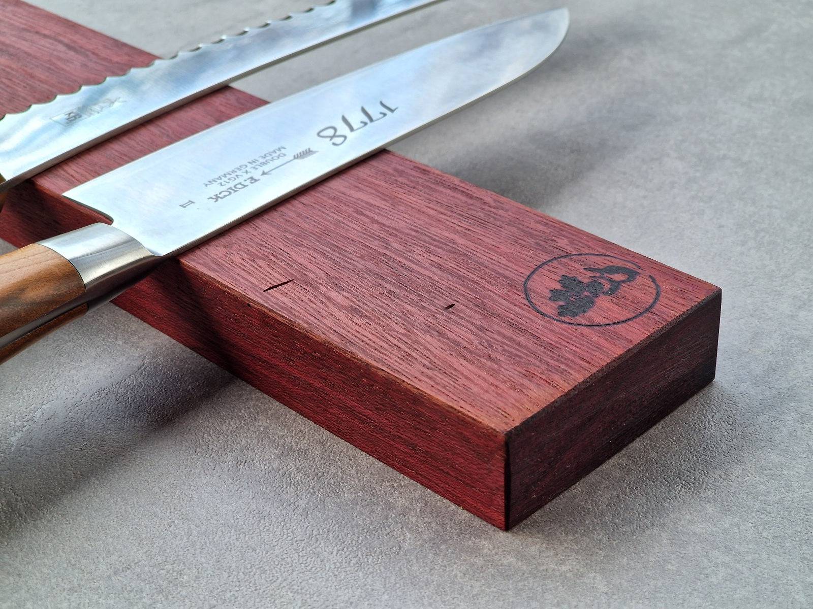 Detailansicht Messerhalter aus Amaranth mit wenig Wurmlöchern.