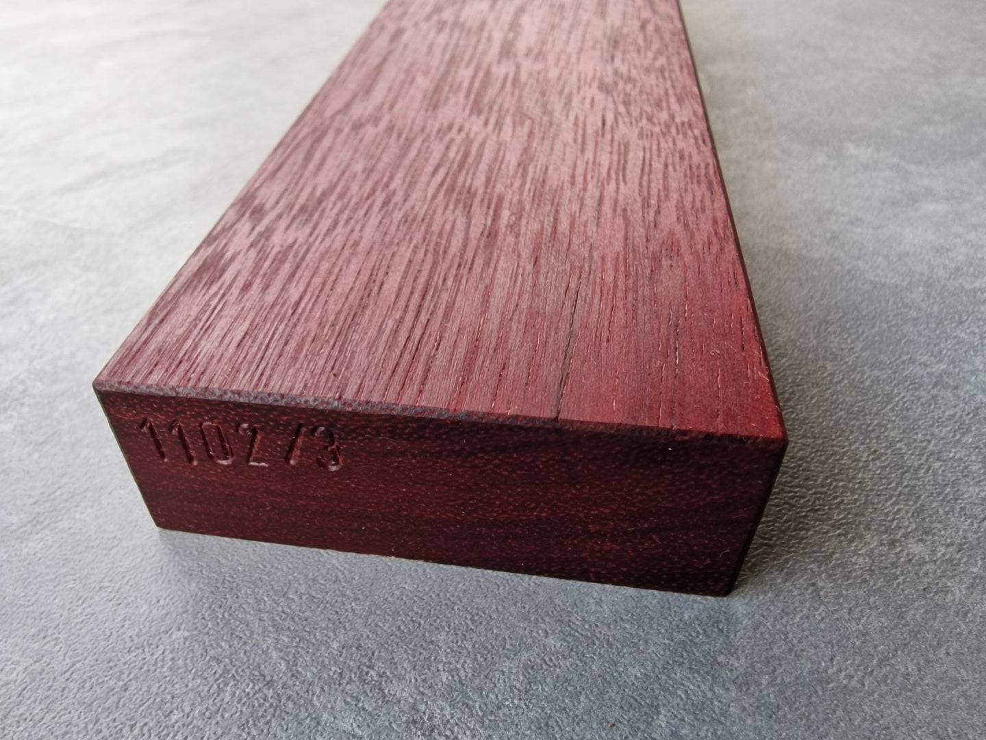 Per Hand eingeschlagene Seriennummer bei einem magn. Messerhalter aus Amaranth.