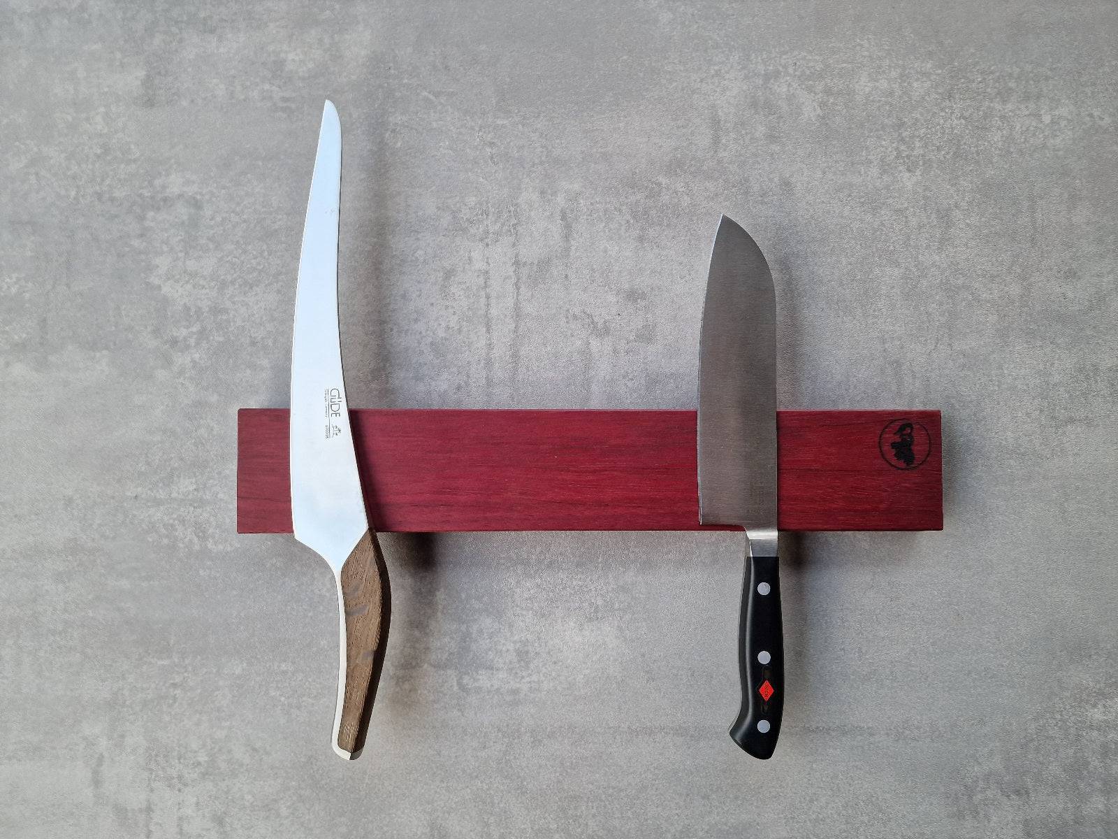 Wundervoller Amaranth Messerhalter mit einem Güde Synchron Tranchiermesser und einem Dick Santoku Kochmesser.