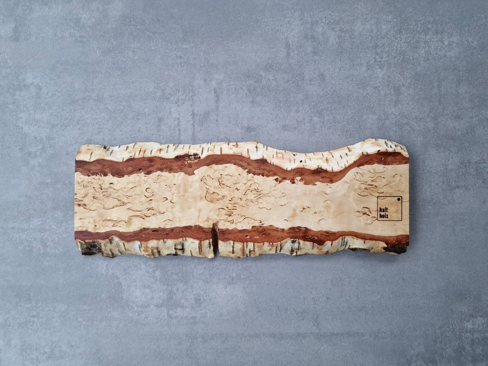 Maser Birke Edelholz Messerleiste für 6 Messer an einer Betonwand.