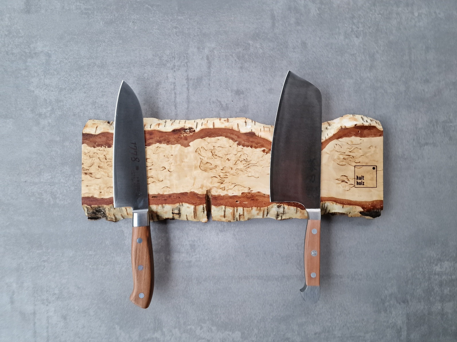 Maser Birke Edelholz Messerleiste für 6 Messer an einer Betonwand. Dekoriert mit einem Kochmesser von Dick und Güde.