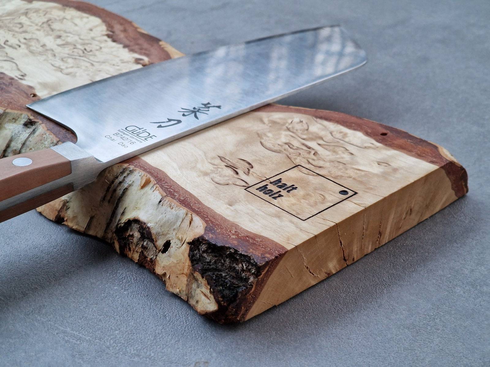 Detailansicht eines Messerhalters aus karibischer Maserbirke.