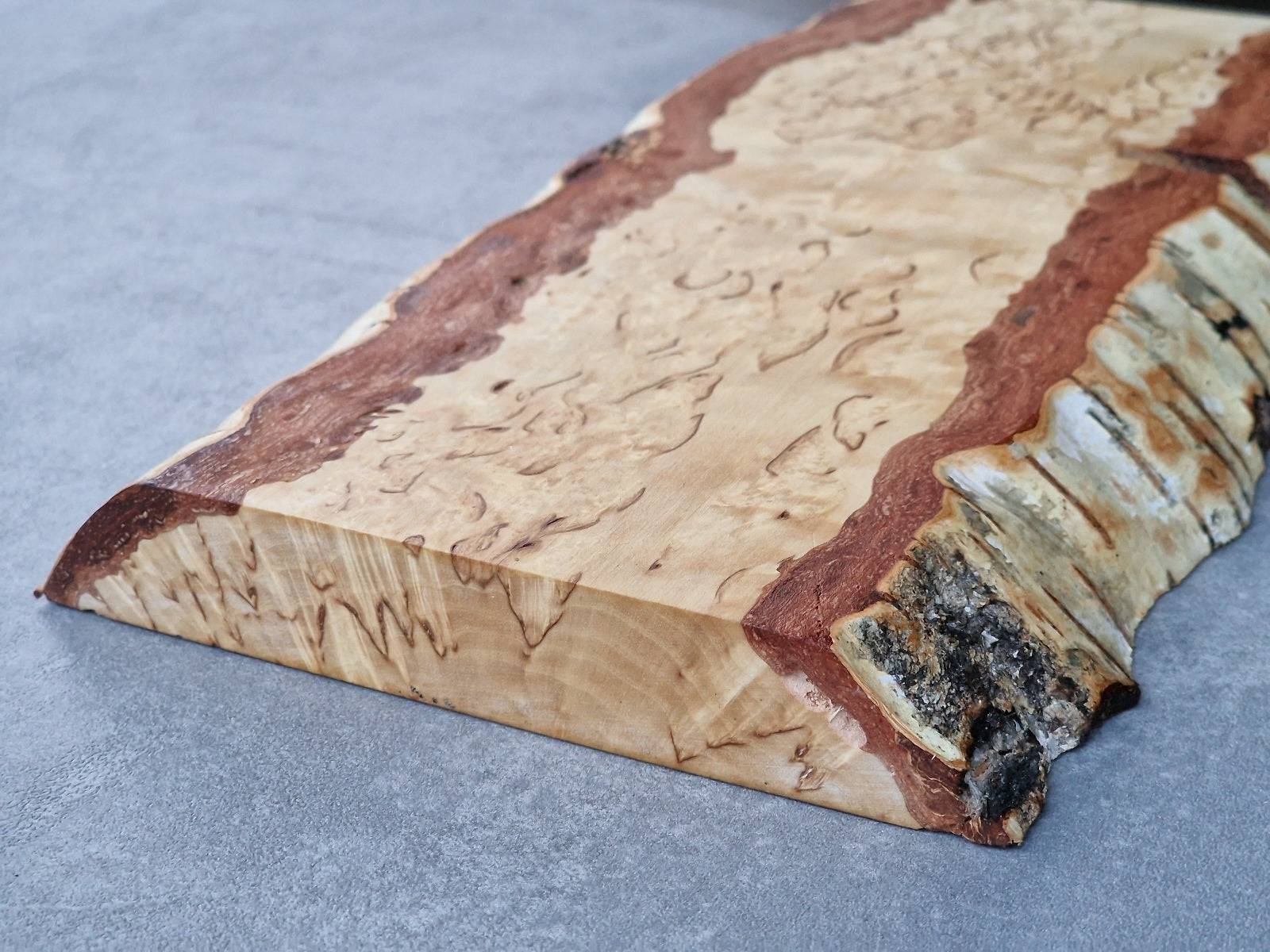 Rinde im Detail bei einem Messerhalter aus Maserbirke.