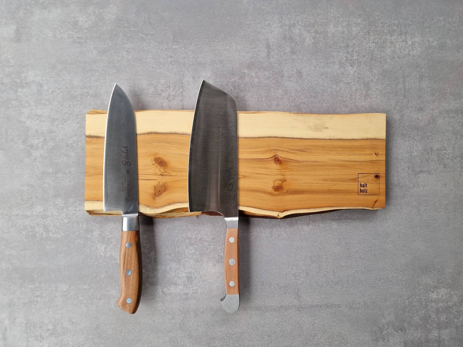 Eibenholz Wand Magnethalter an einer Beton Wand montiert mit 2 Kochmesser.