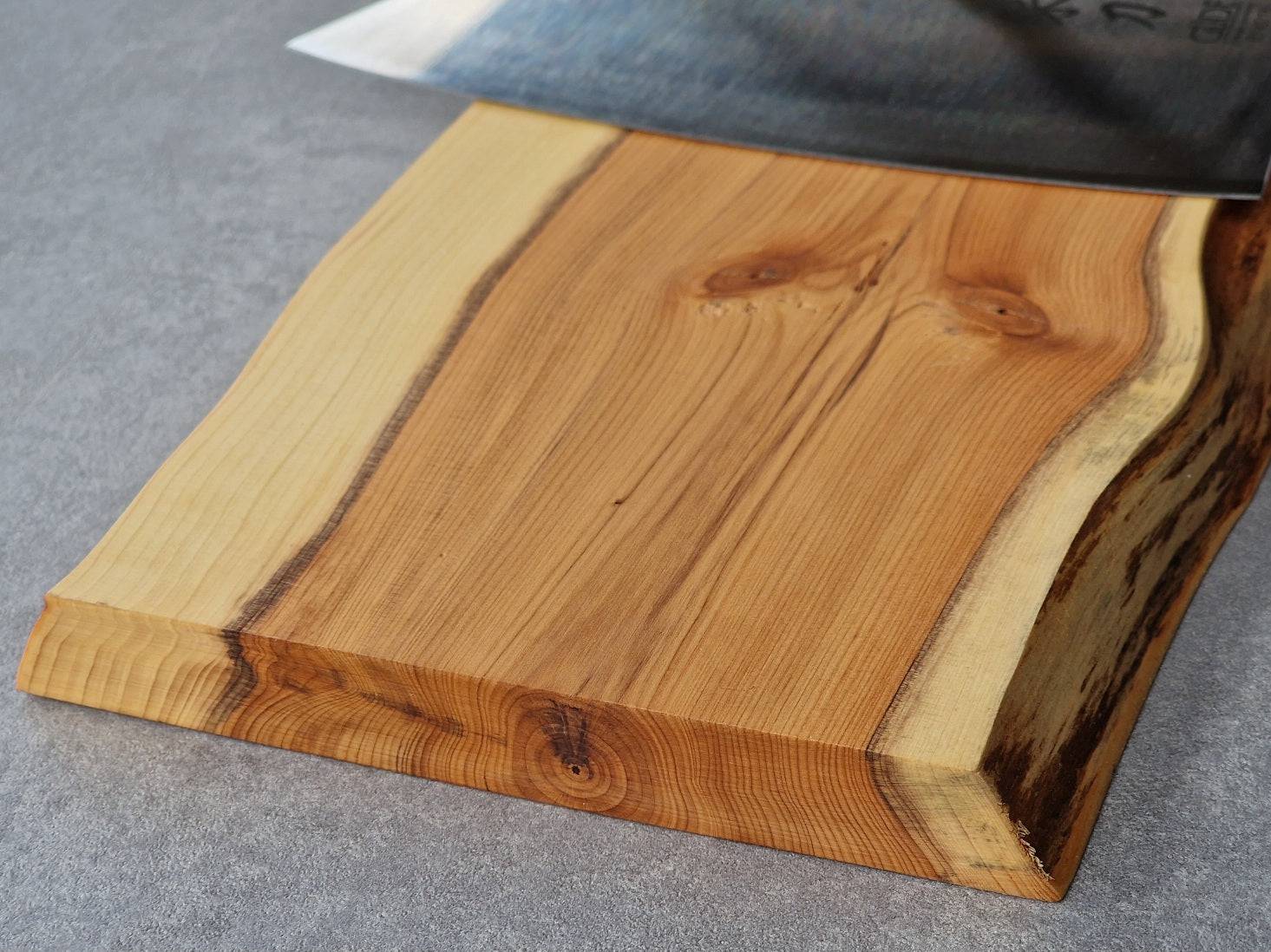 Detailansicht der einem Baumkante an einer magnetischen Messerleiste für die Wand. Unikat aus Ebenholz.