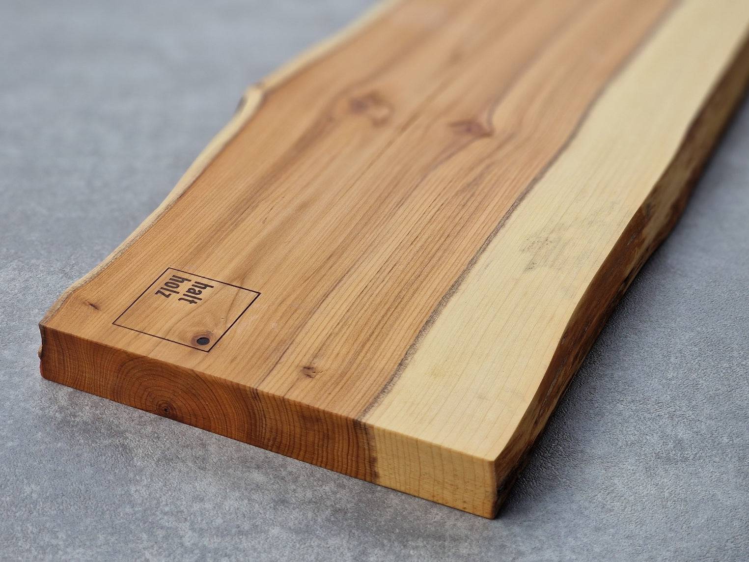 Ansicht der Baumkanten bei einem Messerhalter aus Eibenholz.