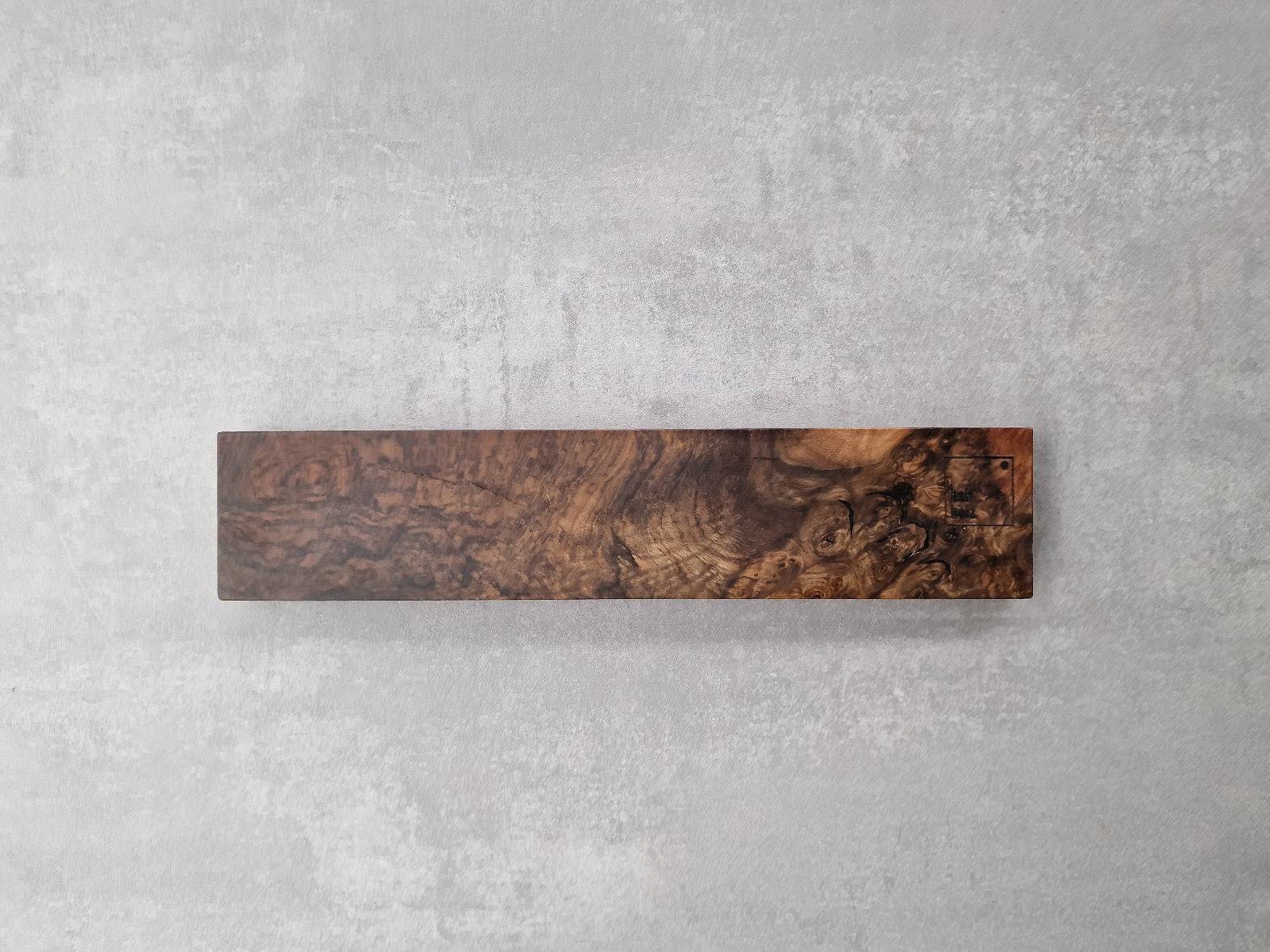 Außergewöhnlicher Magnetmesserhalter aus kaukasischem Masernussbaum.