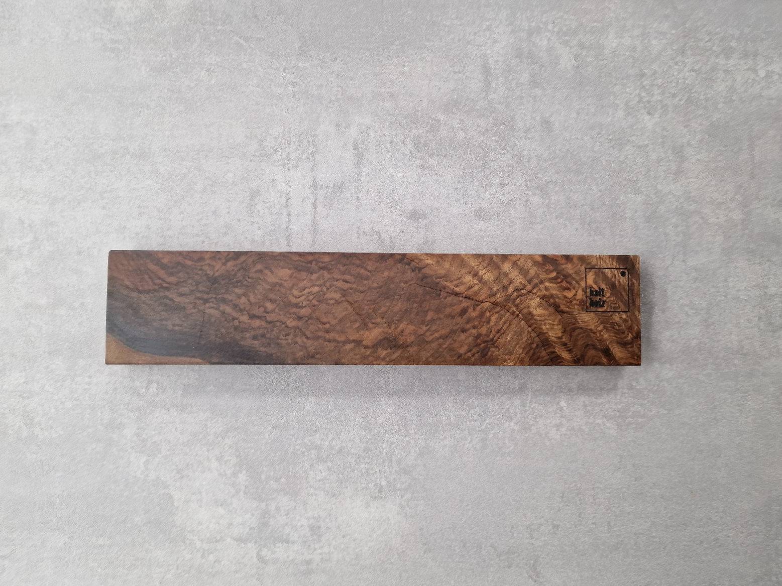 Kaukasischer Masernussbaum, massiv, magn. Messerleist für 5 Messer.