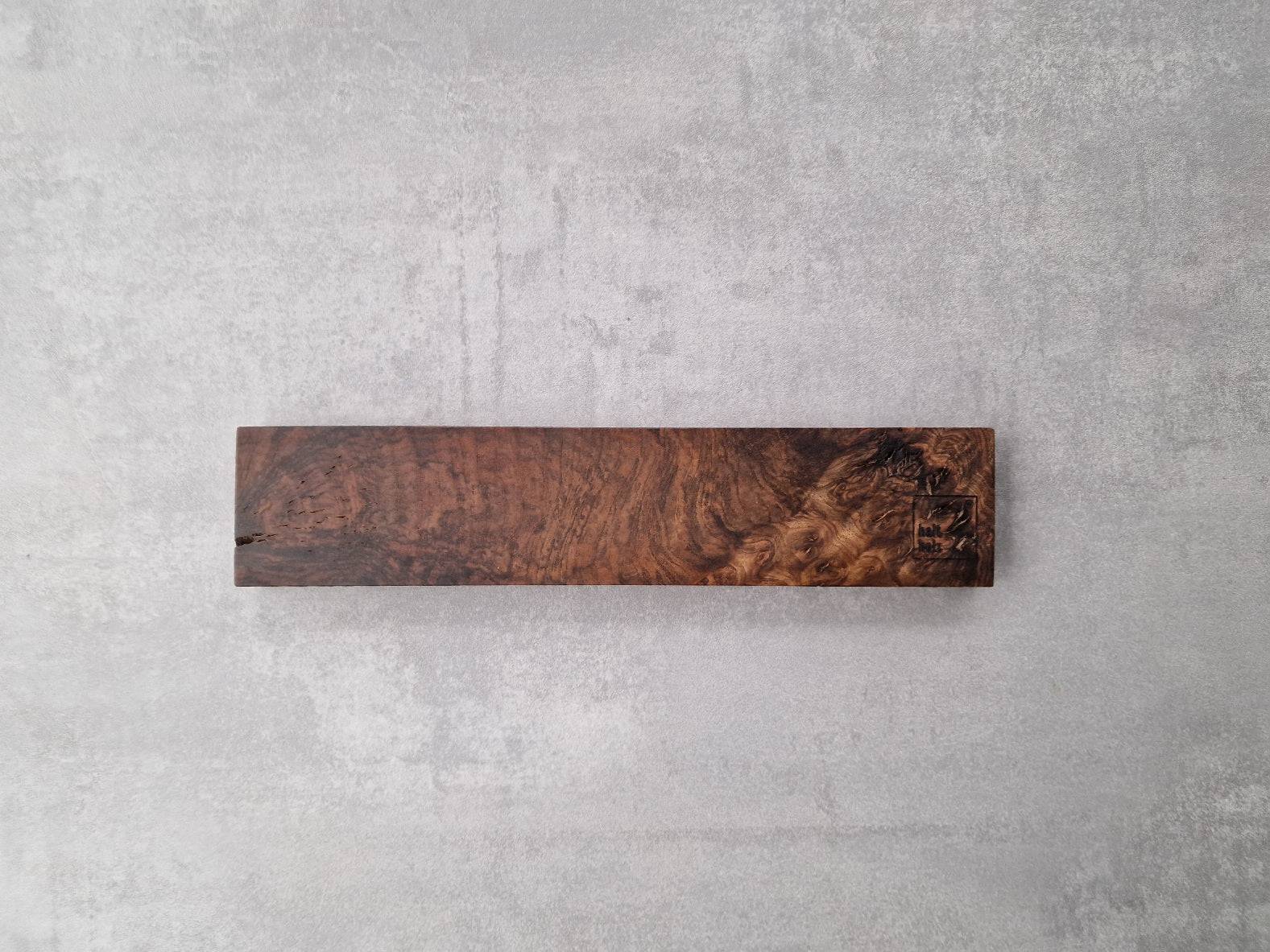 Magnetische Messerleiste für die Wand für 5 Messer mit leichten Rissen aus kaukasischem Masernussbaum.