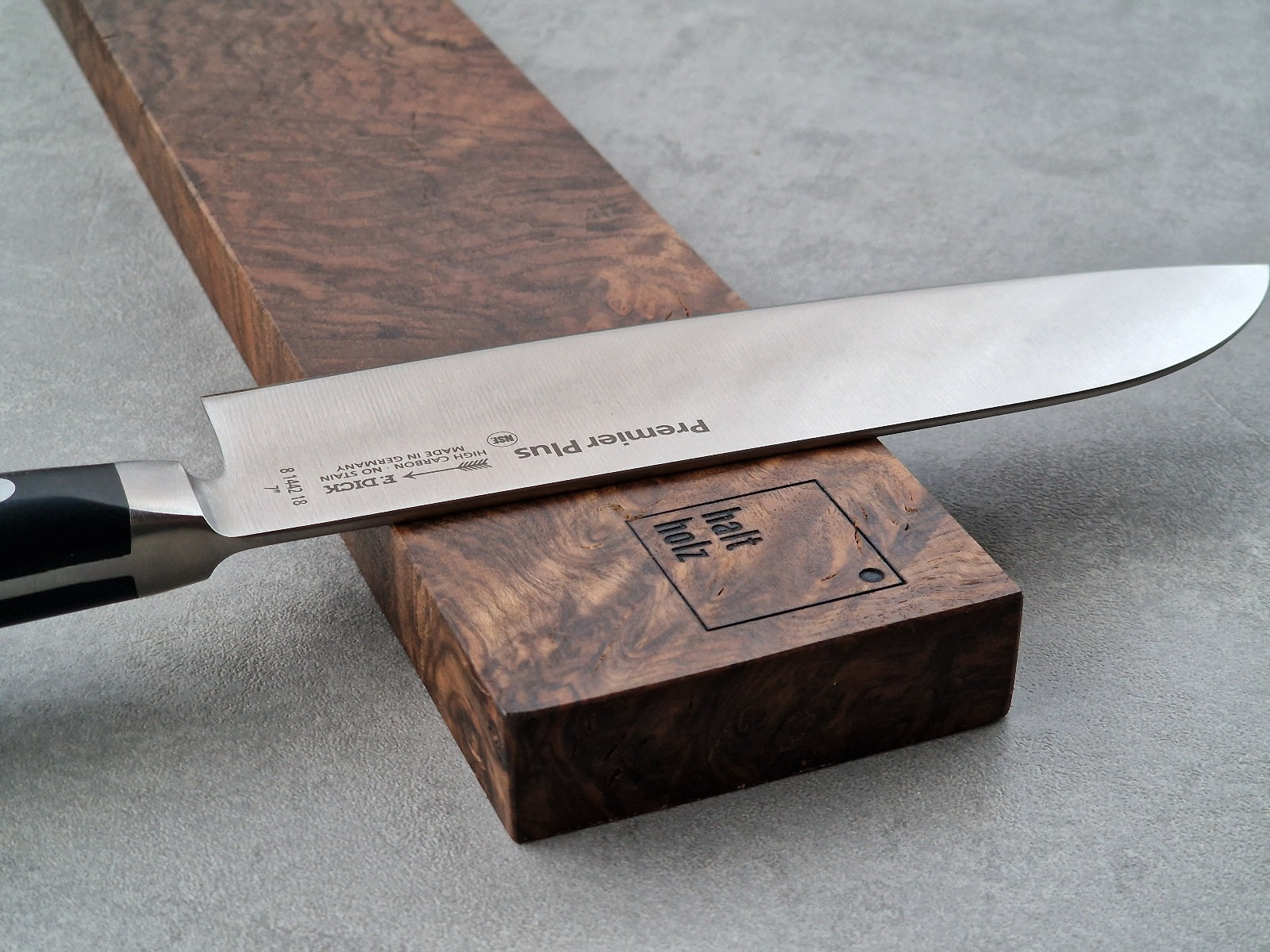 Dick Premiere Plus Santoku Kochmesser auf einer Messerleiste von Spessartbrett.