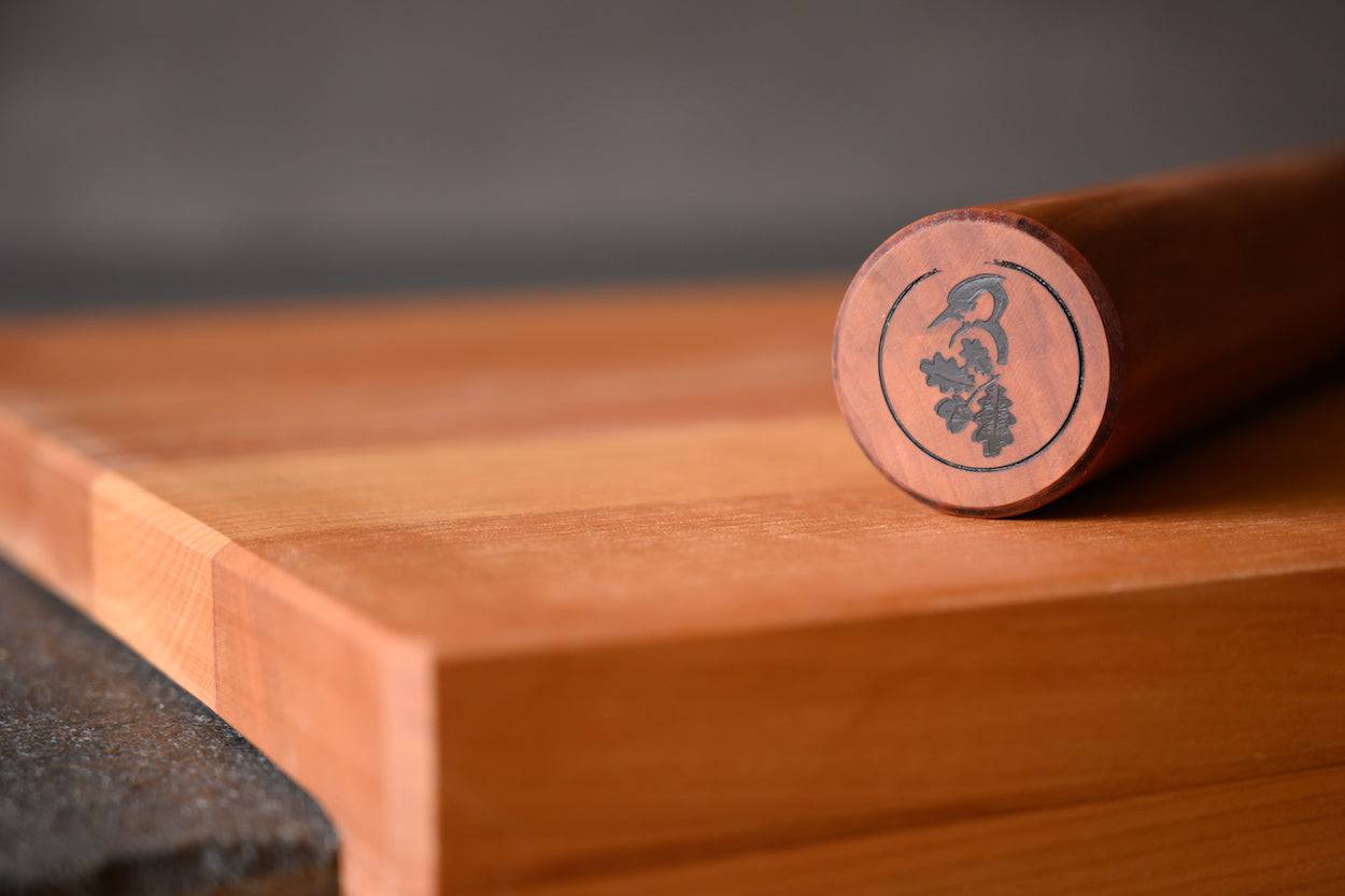 Kochfeldabdeckung für Kochfeld mit Dunstabzug. Abdeckung ist 2-teilig mit Anschlag aus leuchtendem Kirschbaum, massiv.