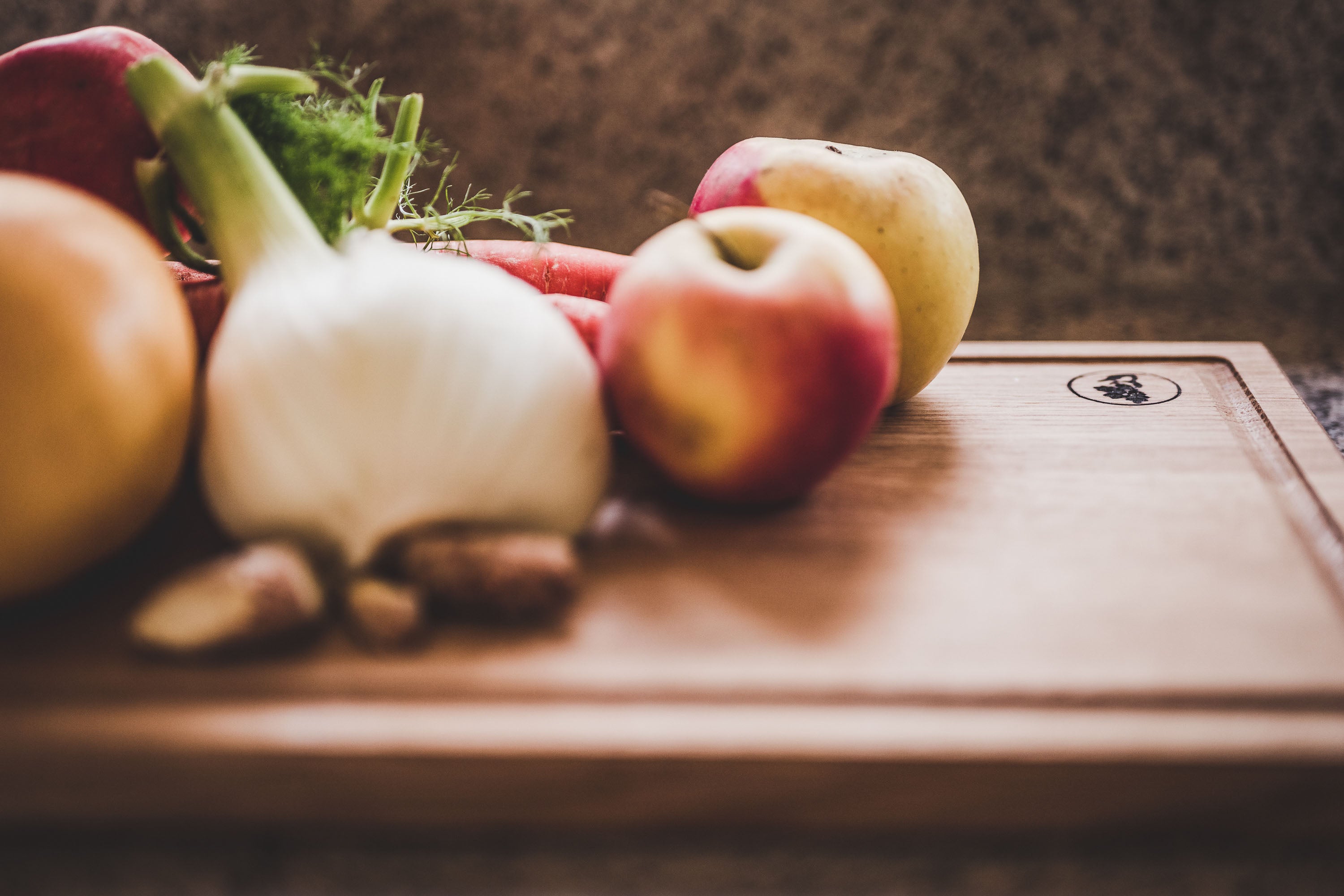 Nahaufnahme von Äpfeln und Fenchel auf einem Saftrillenbrett