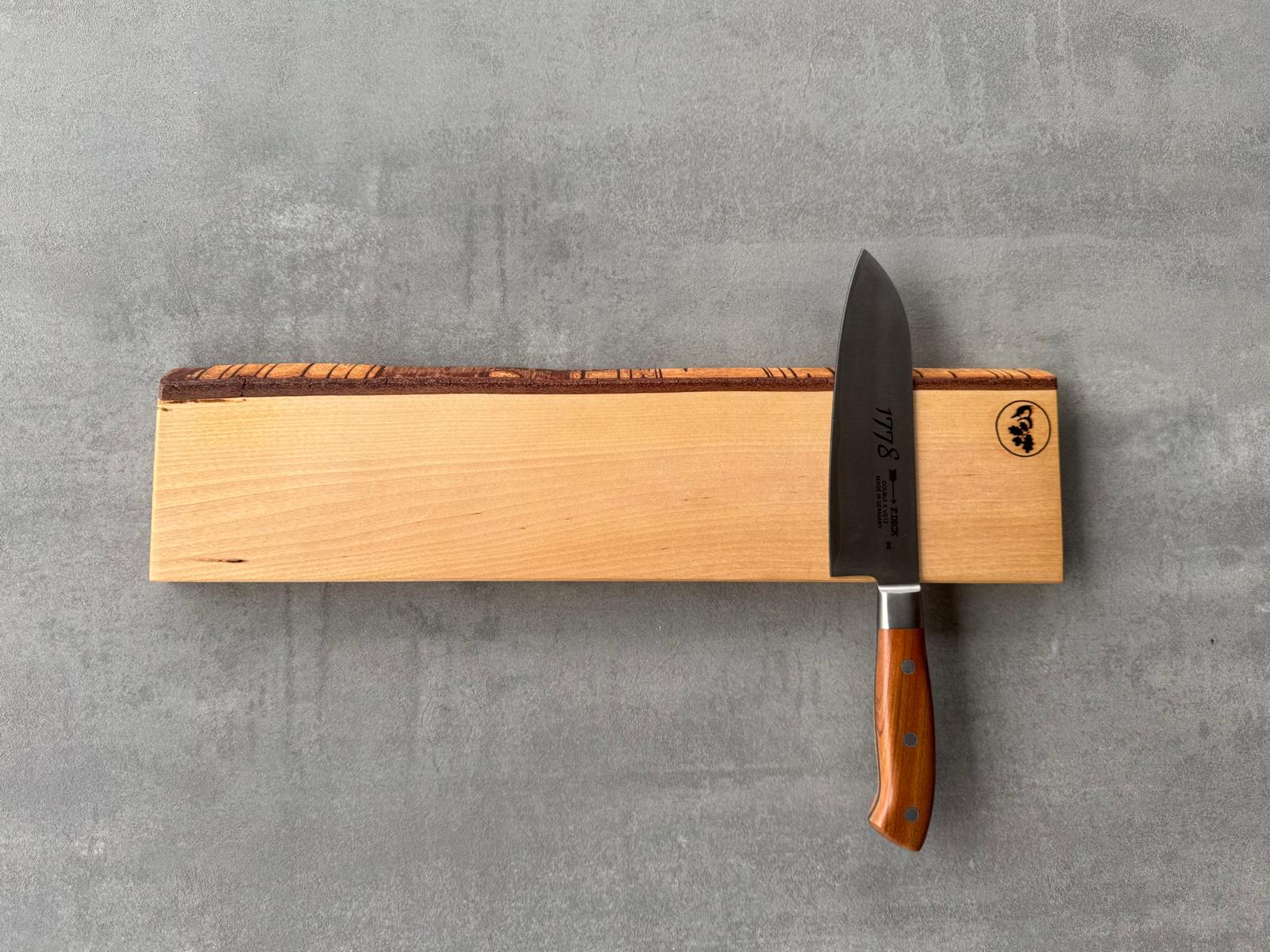 Freiform Birke Magnet Messerhalter für bis zu 8 Messer. Dekoriert mit einem DICK Kochmesser.