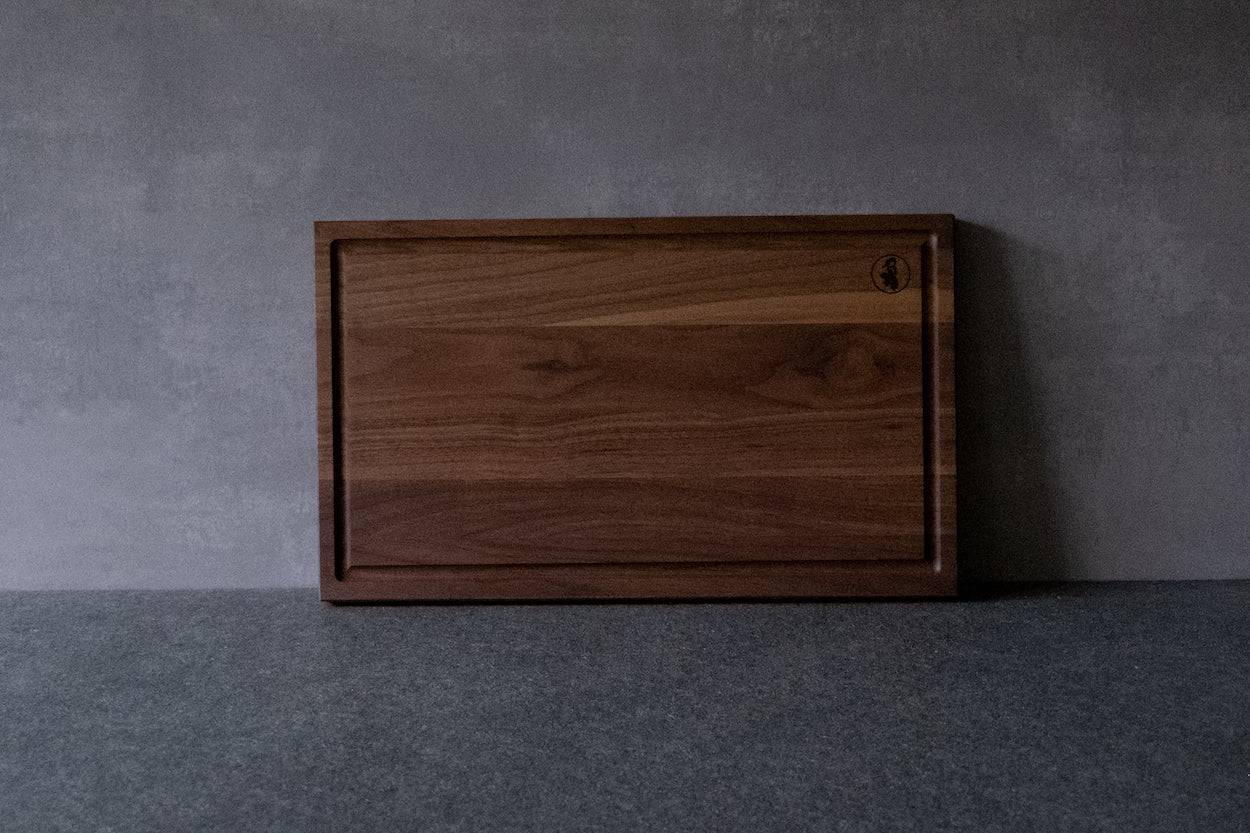50 cm breites Saftrillenbrett aus dunklem Nussbaum.