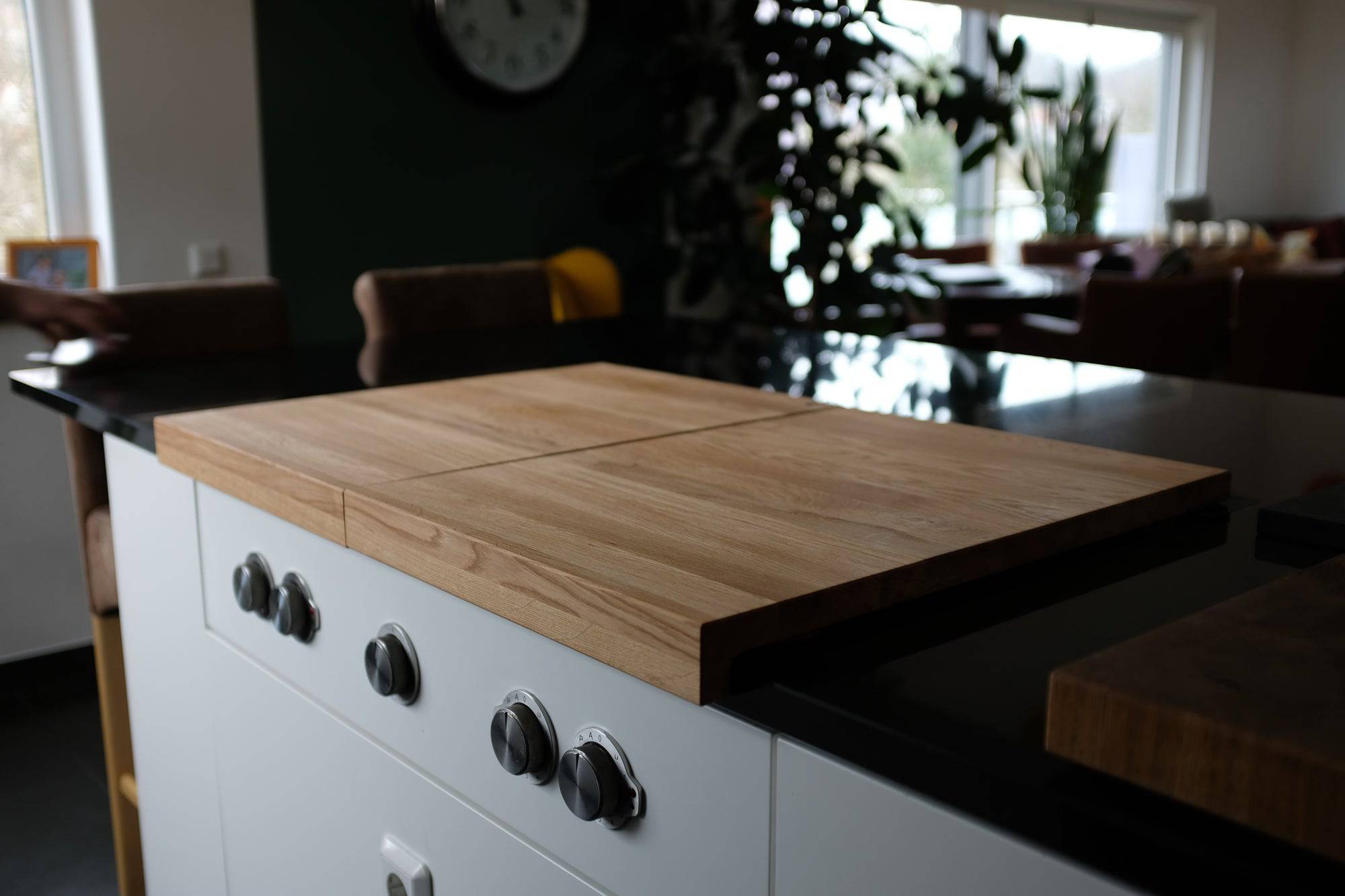 Design Küche mit Bora Kochfeld das abgedeckt ist von einer zweiteiligen Abdeckungen