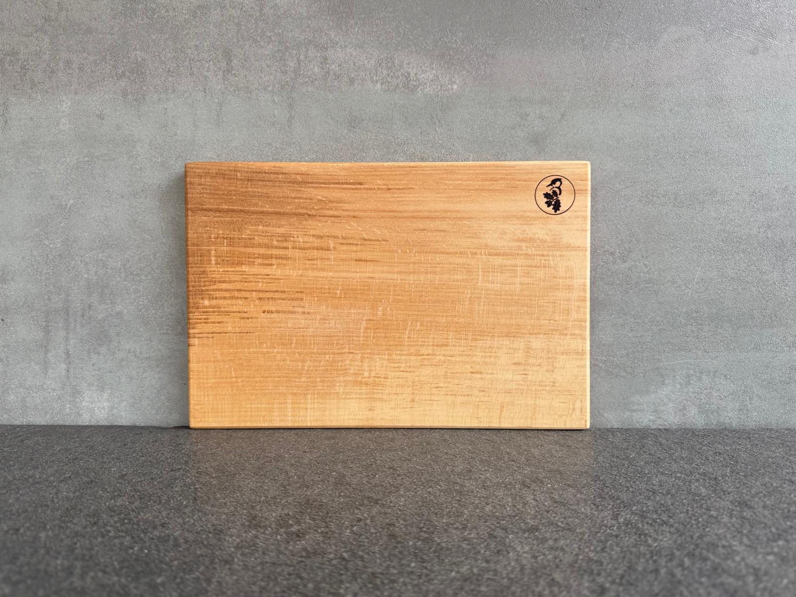 Fein gemaserte Bretter aus einem Stück Buche in warmen Farben