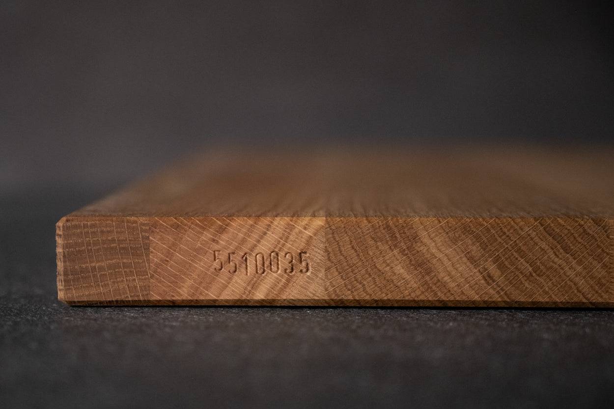 Ansicht der eingeschlagenen Seriennummer bei einem Backbrett.