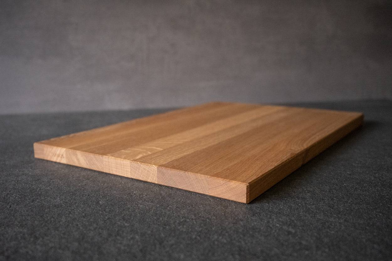 Seitenansicht eines Backbrett ohne Anschläge aus Eiche.