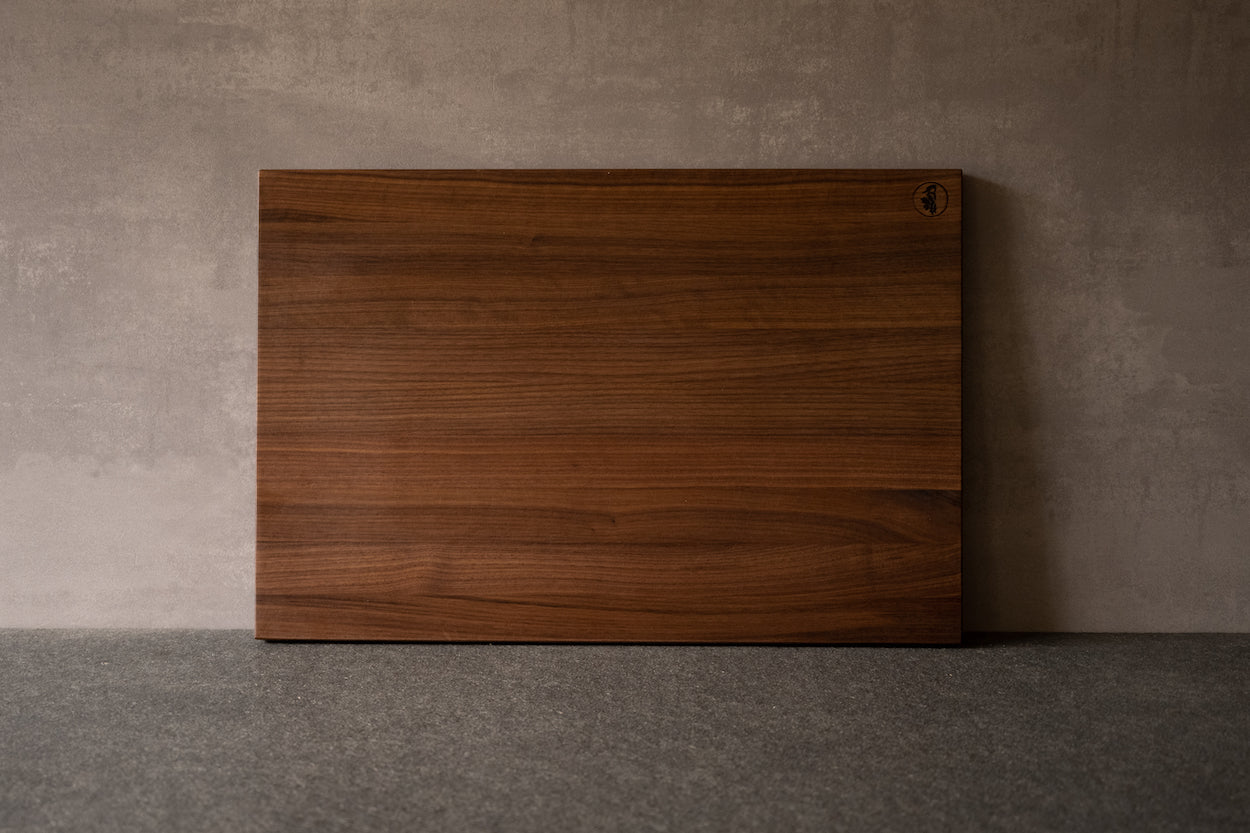 Arbeitsbrett, Backbrett mit einem Anschlag in Nussbaum
