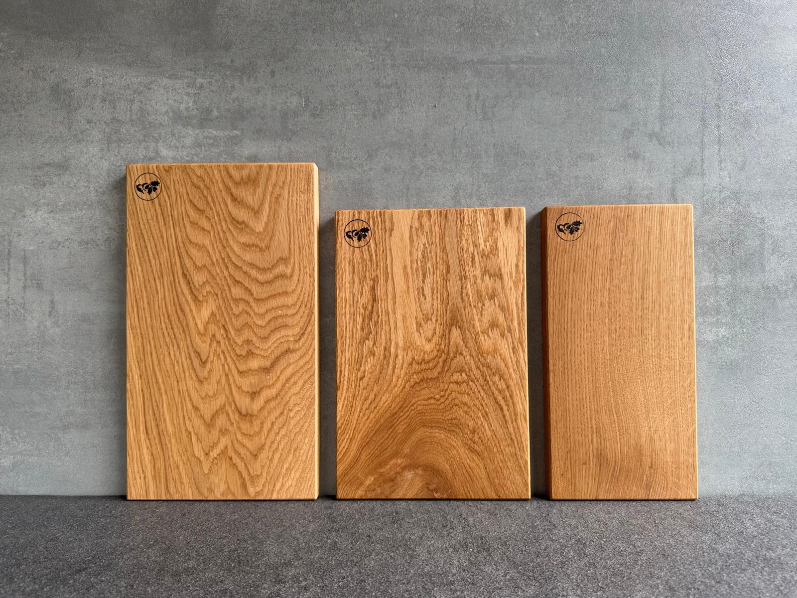 Rechteckige Holzbretter aus Spessart-Eiche mit charaktervoller Maserung und natürlichem Farbspiel.