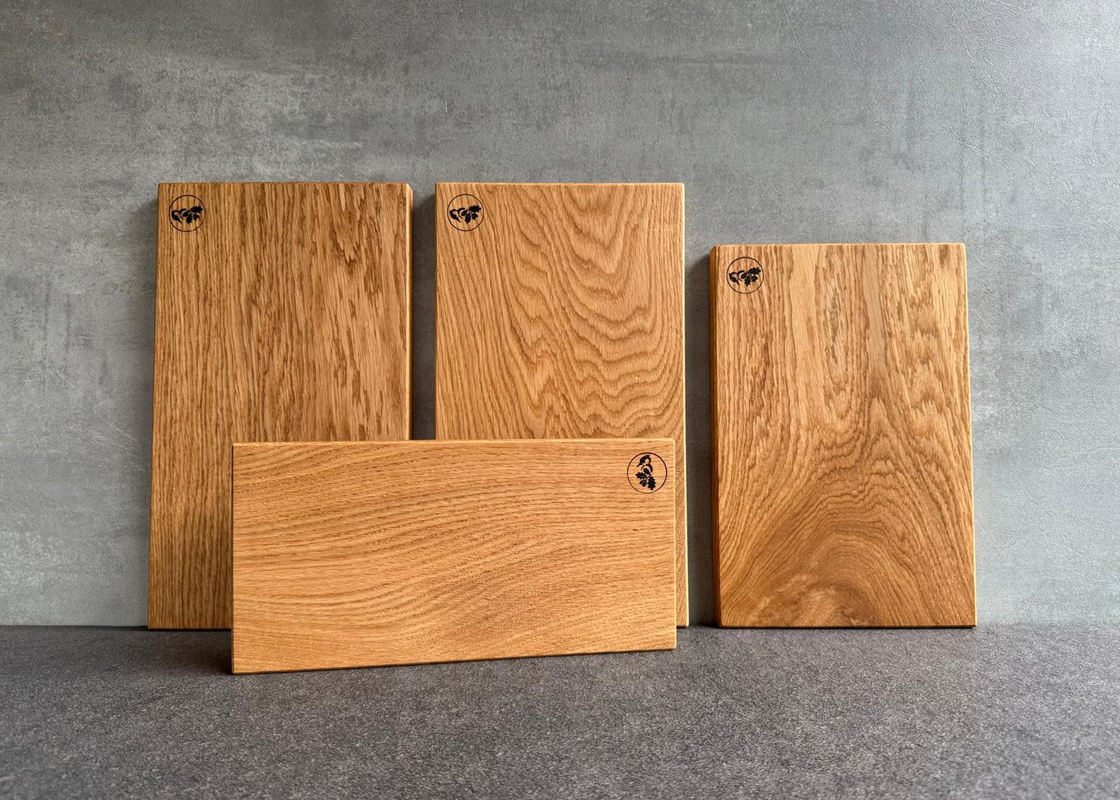 Massive Holzbretter in verschiedenen Größen mit gerader Kante, rustikal im Studio fotografiert.