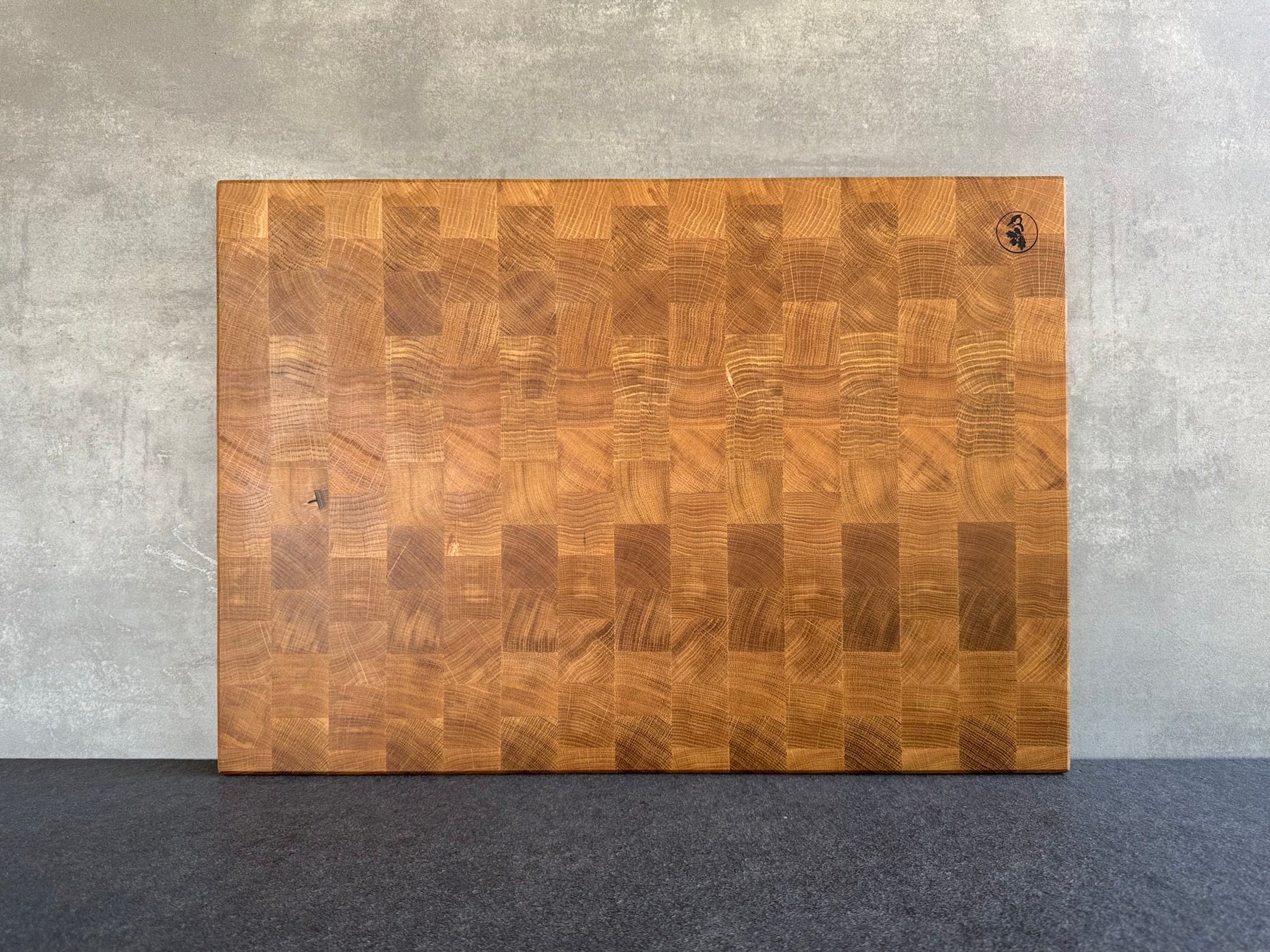 Schneideblock aus Eiche Hirnholz mit Griffmulden, 60 cm breit.