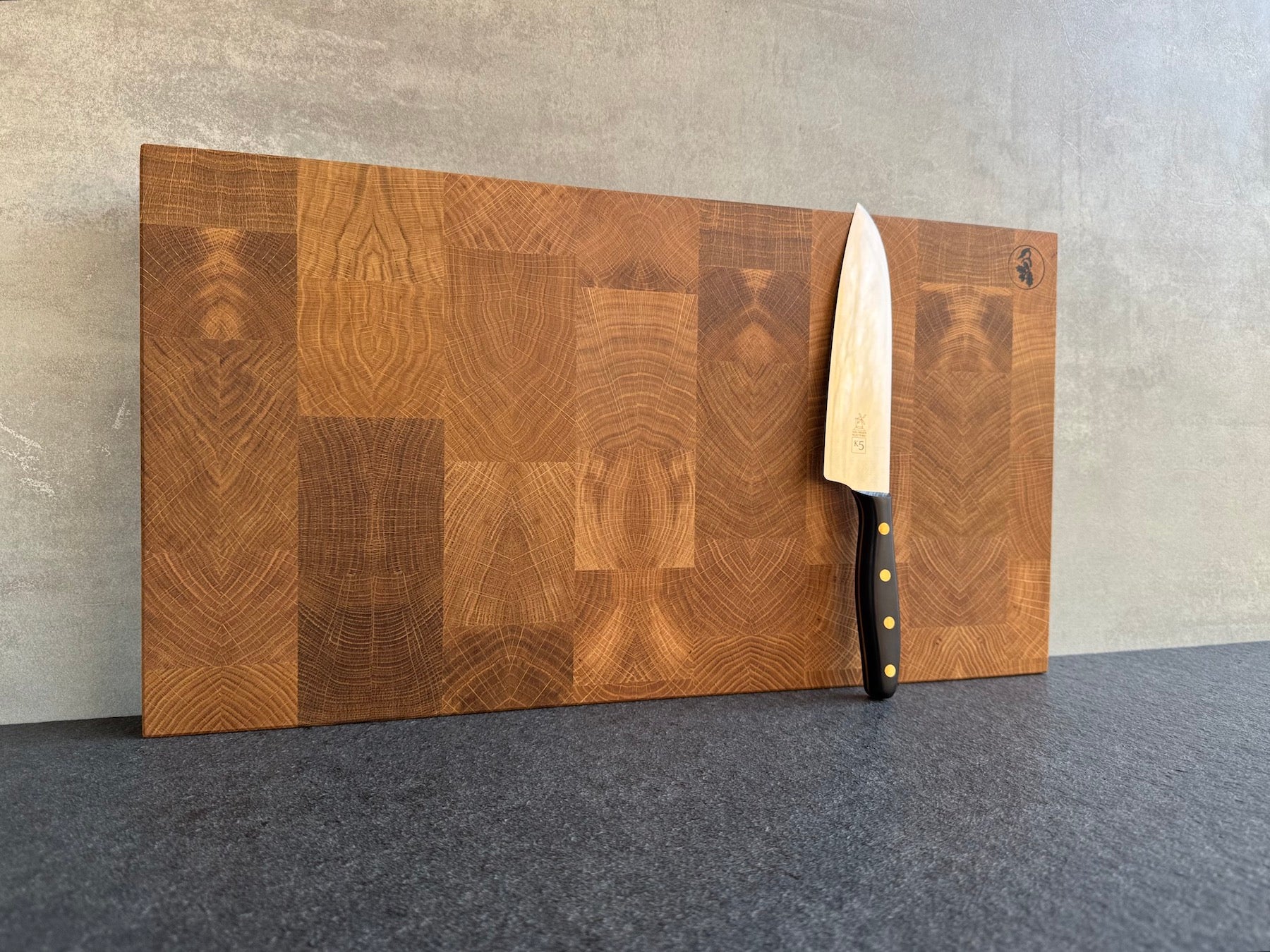 Langes Hirnholz Servierbrett mit einem K5 Kochmesser.