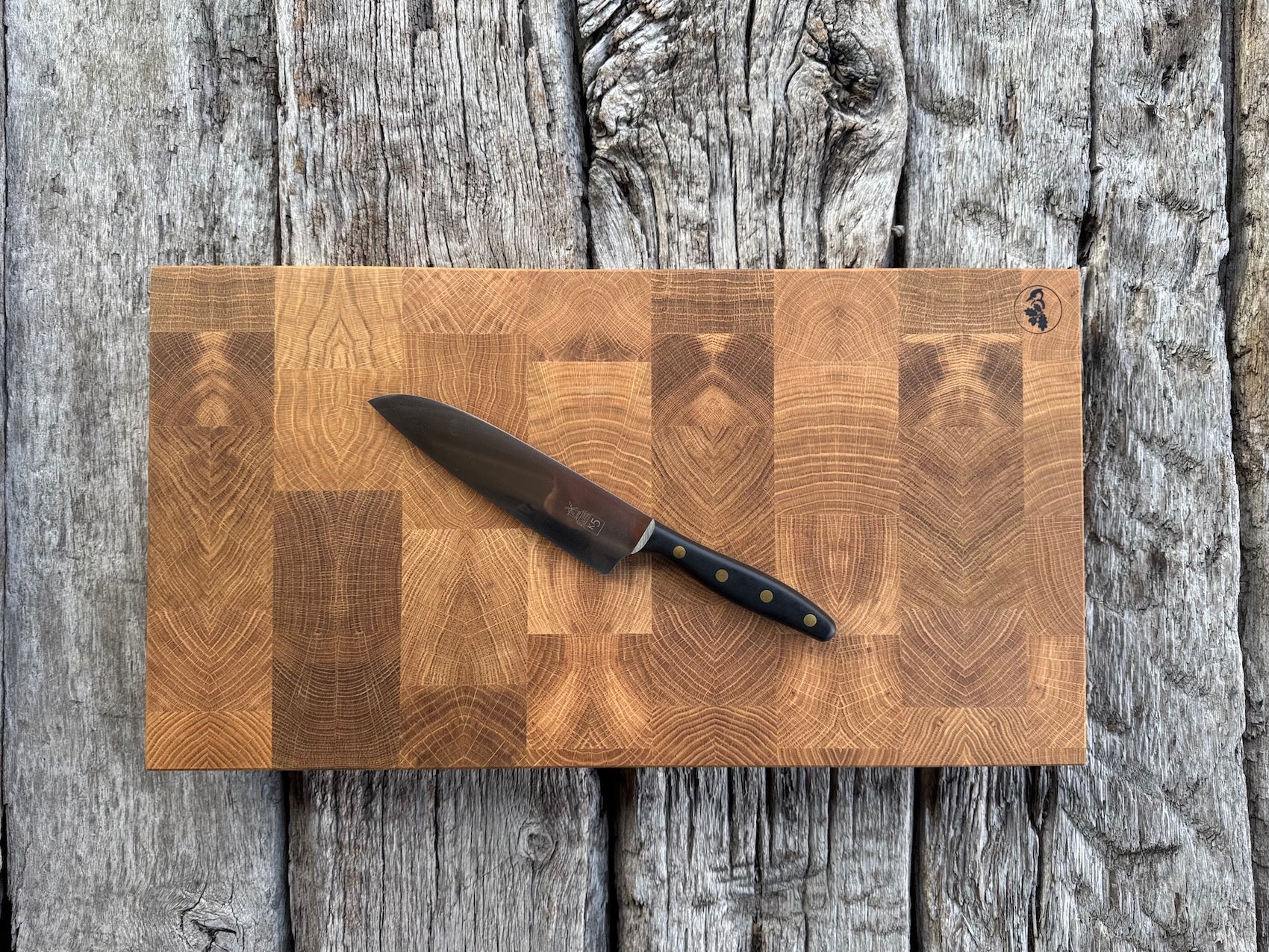 Neue Formate: Stirnholz Schneideblock auf alten Eichenbalken.