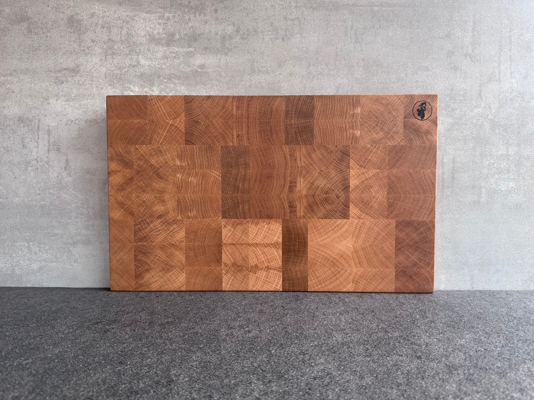 50 cm breites Stirnholz Schneidebrett an einer Betonwand.