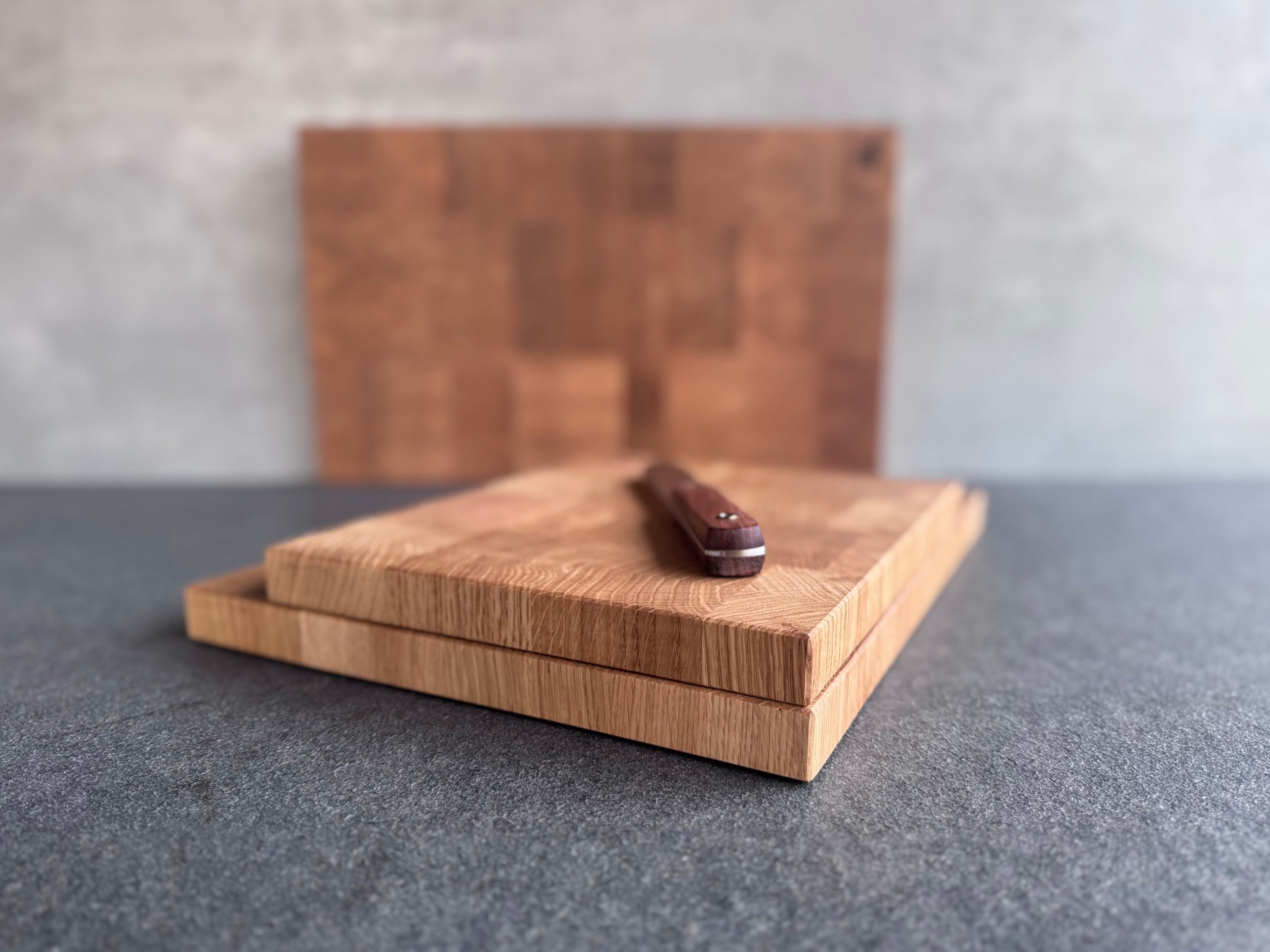 Seitenansicht der Holzstärke von zwei Eiche Hirnholz Schneidebrettern.