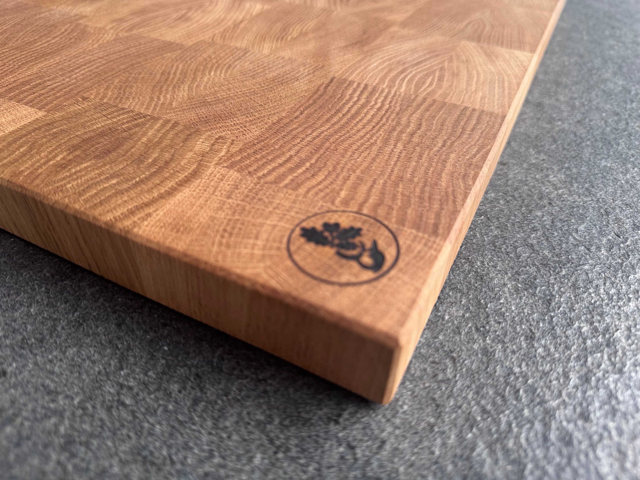 Vogelperspektive von einem Eiche Hirnholz Schneidebrett mit Spessartbrett-Logo.