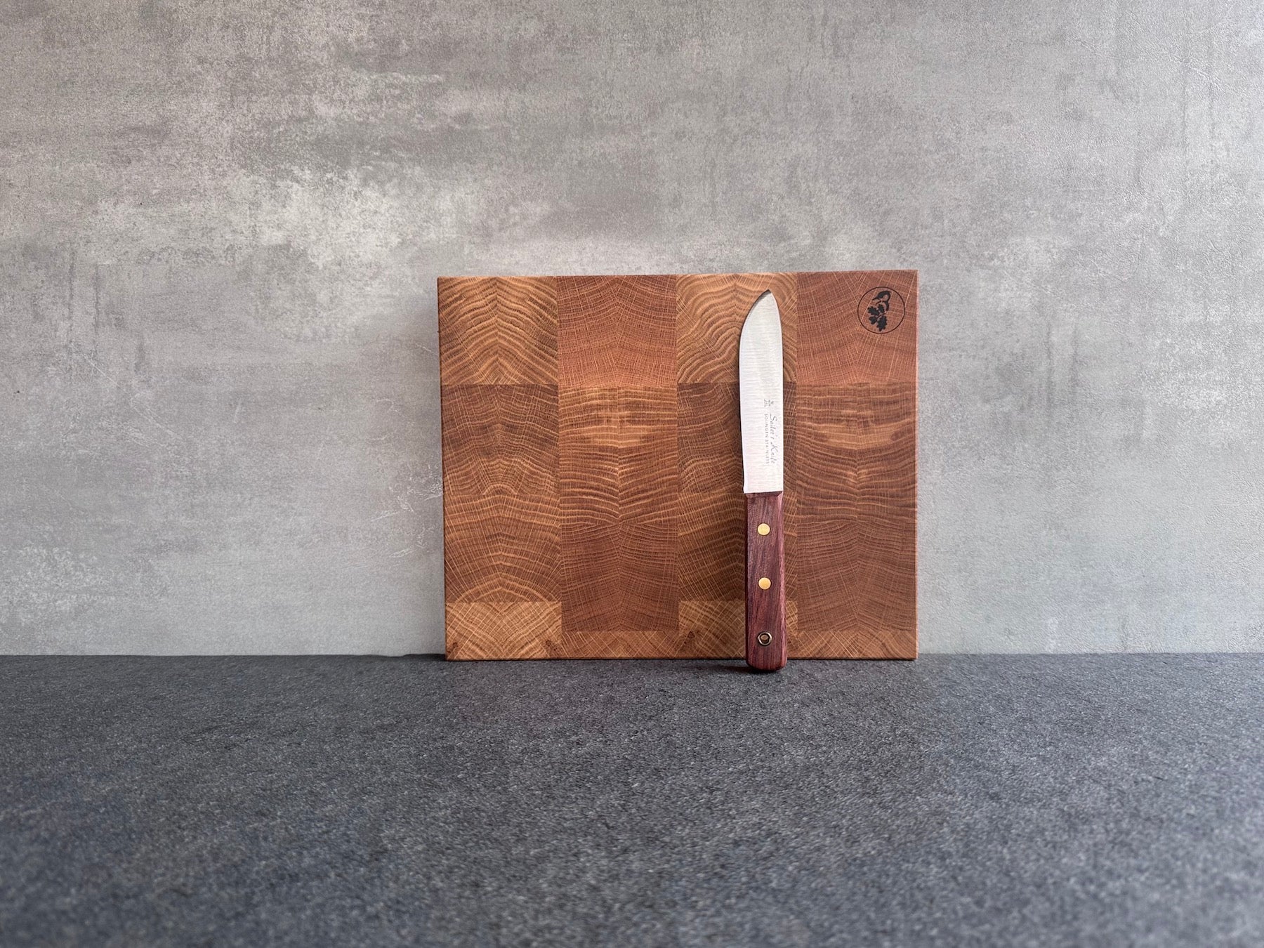 Kleines Eiche Stirnholz Schneidebrett mit einem Güde Matrosenmesser dekoriert.