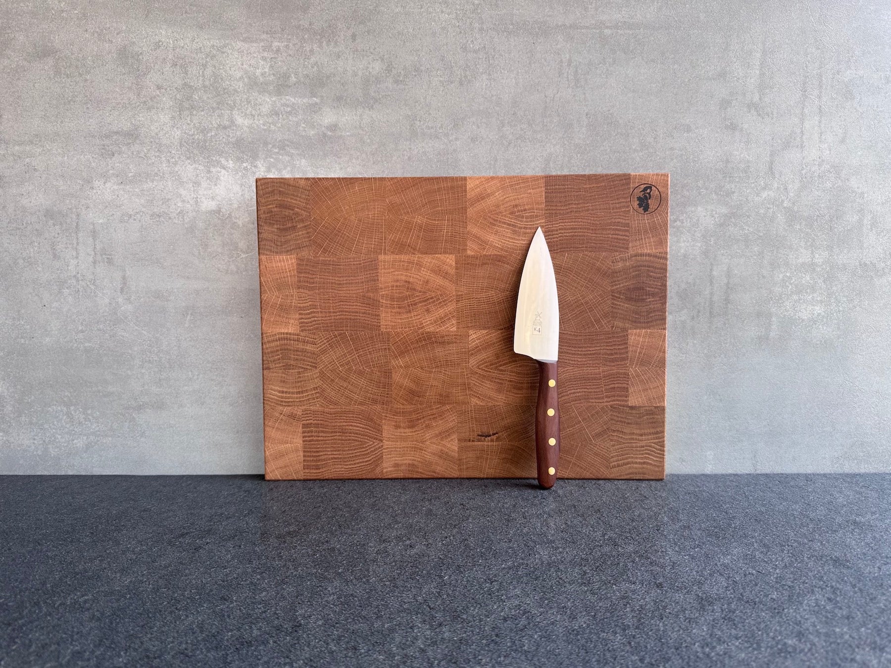 Mittleres Eiche Hirnholz Schneidebrett mit einem Windmühlenmesser K4 mit Walnuss-Griff.