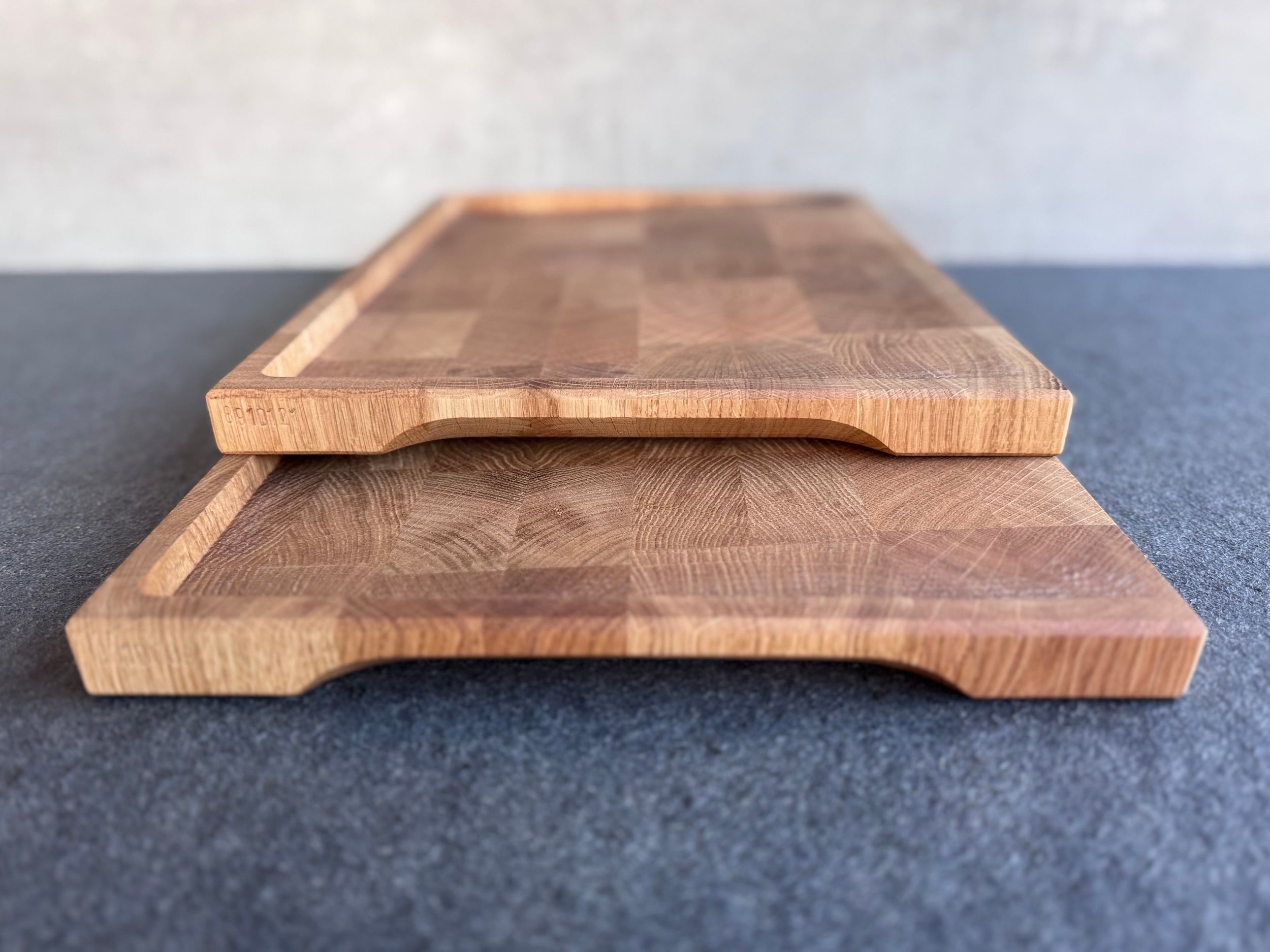 Größenvergleich Eiche Hirnholz Tranchierbrett in 40 und 50 cm.