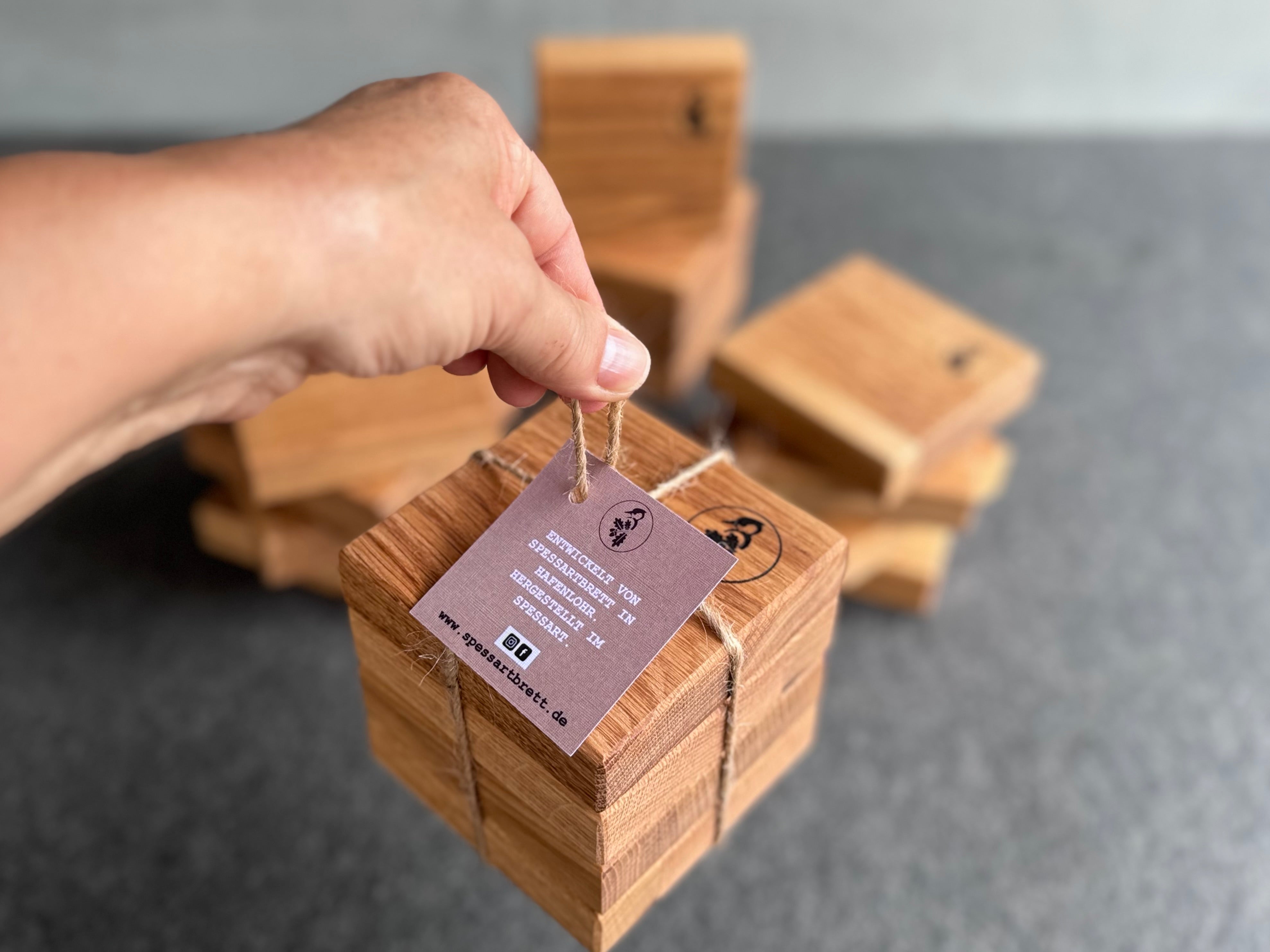 Set mit 4 Untersetzer aus massiver Eiche als Geschenk verschnürt.