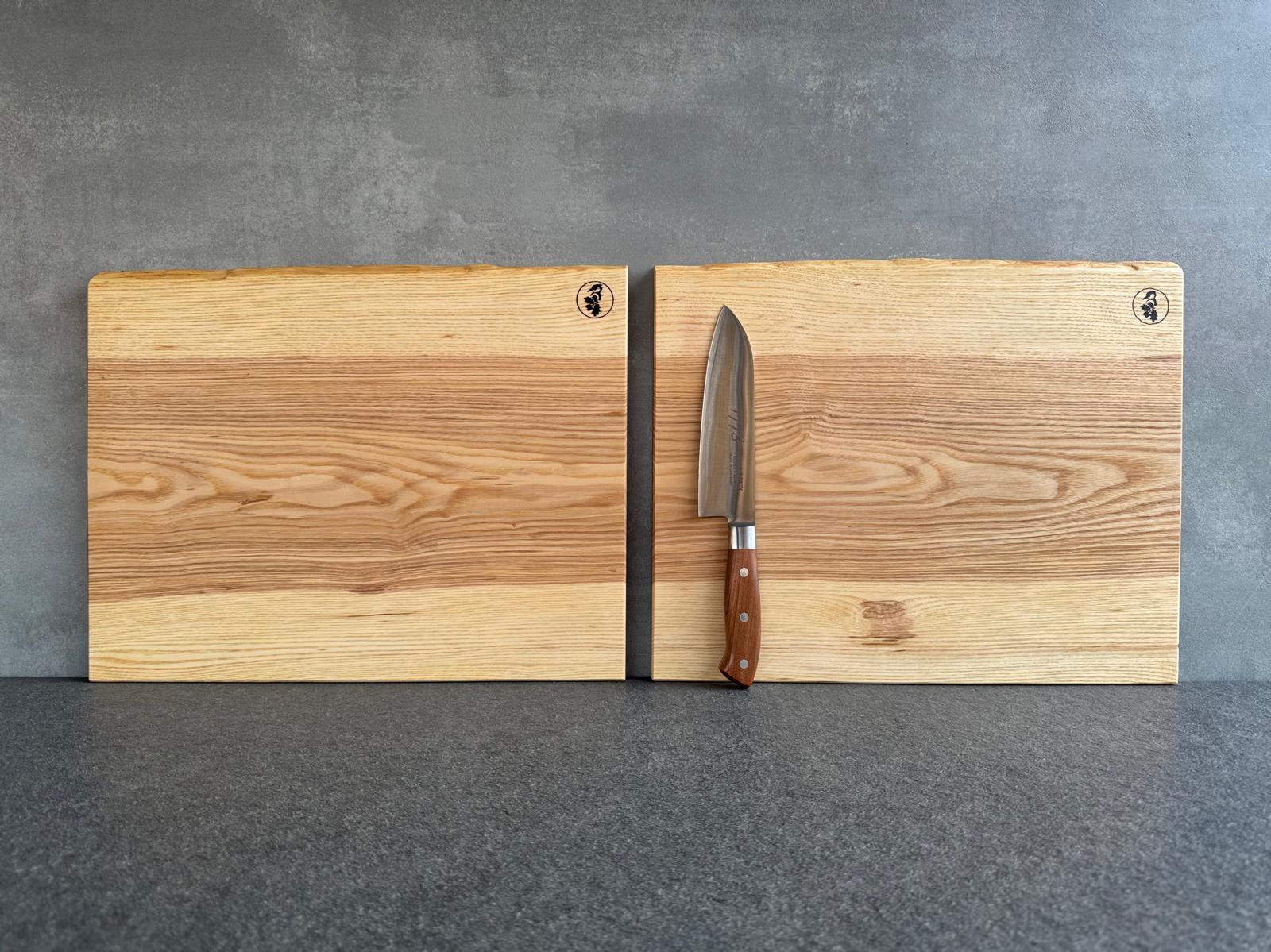 Zwei Partnerbretter aus einer Esche Holzbohle gefertigt. Mit einem Kochmesser von DICK.