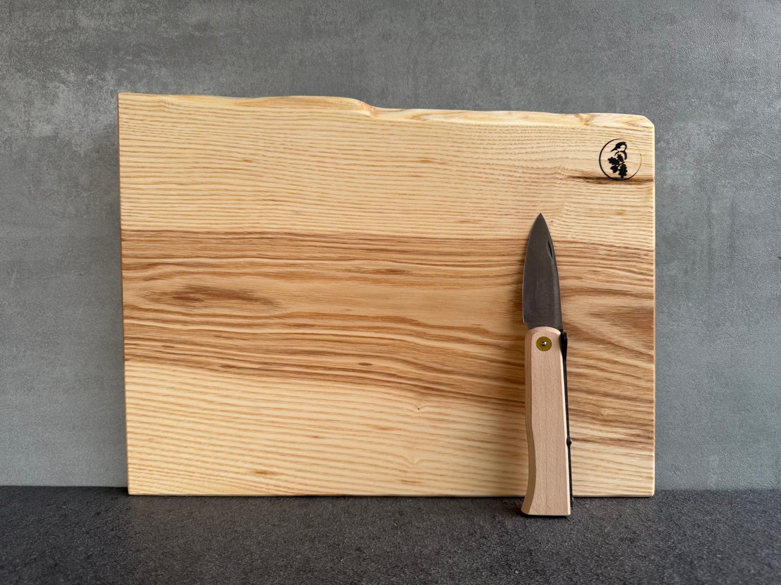 Großes Vesperbrett aus Esche mit einem Taschenmesser von Windmühlenmesser.