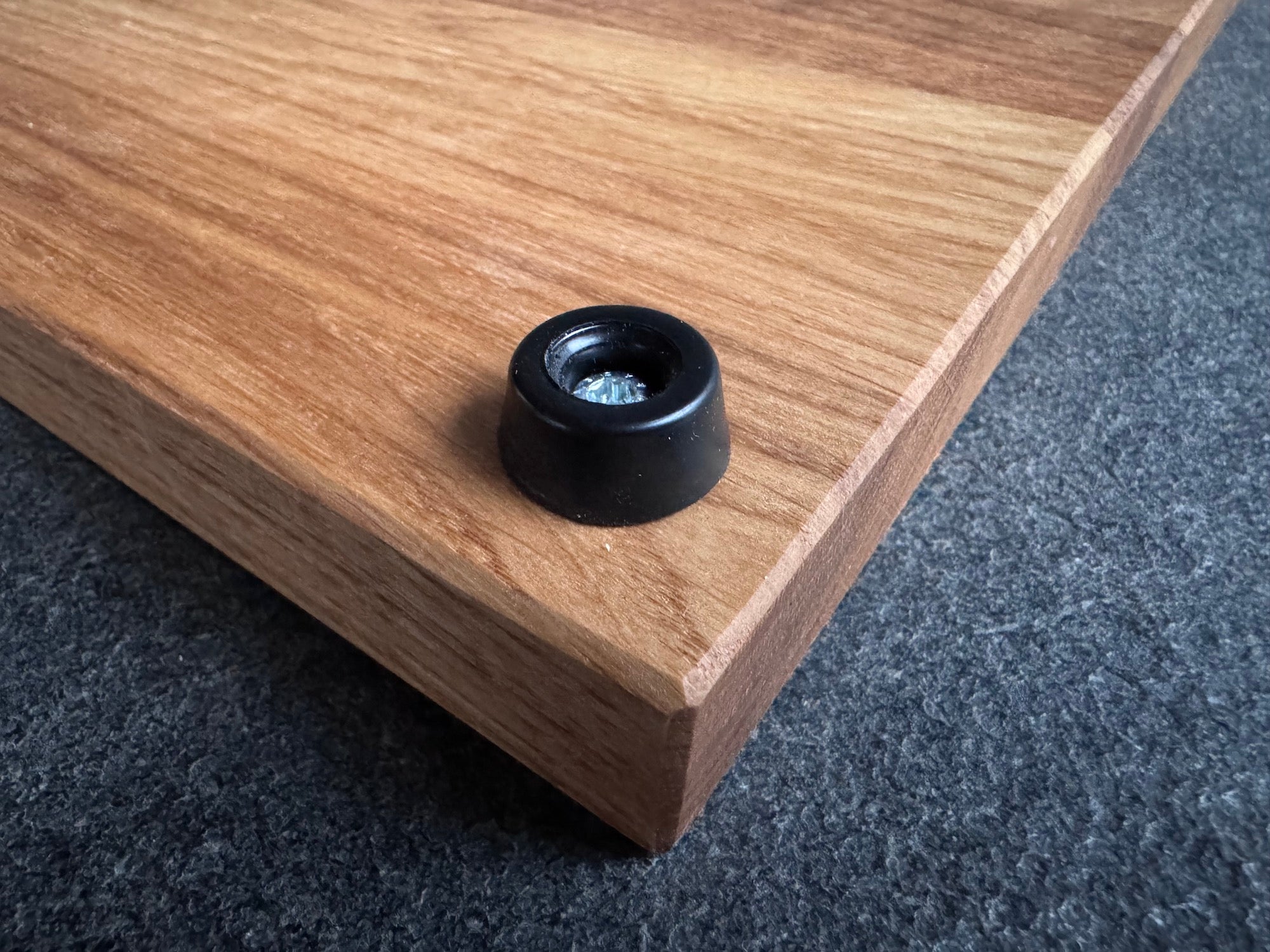 Montierte Gummifüße bei einer Ceran Kochfeldabdeckung