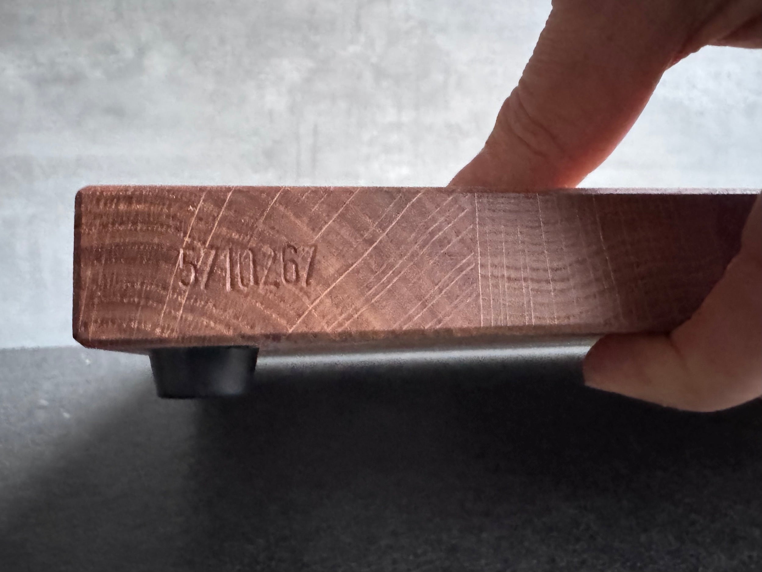 Seitenansicht: Montierte Gummifüße bei einer Bora Kochfeldabdeckung