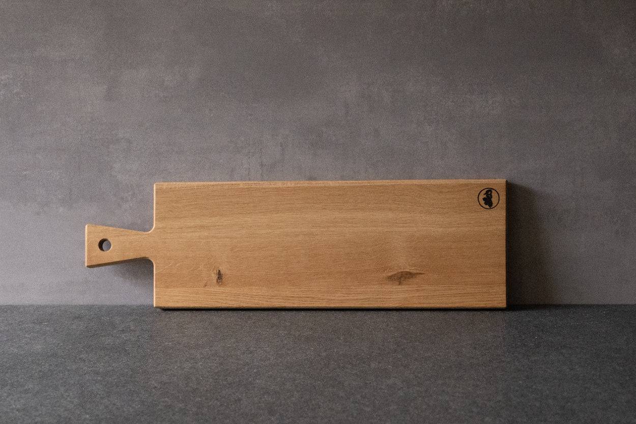 60 cm langes Tapasbrett aus massiver Eiche mit Griff und Loch zum Aufhängen.